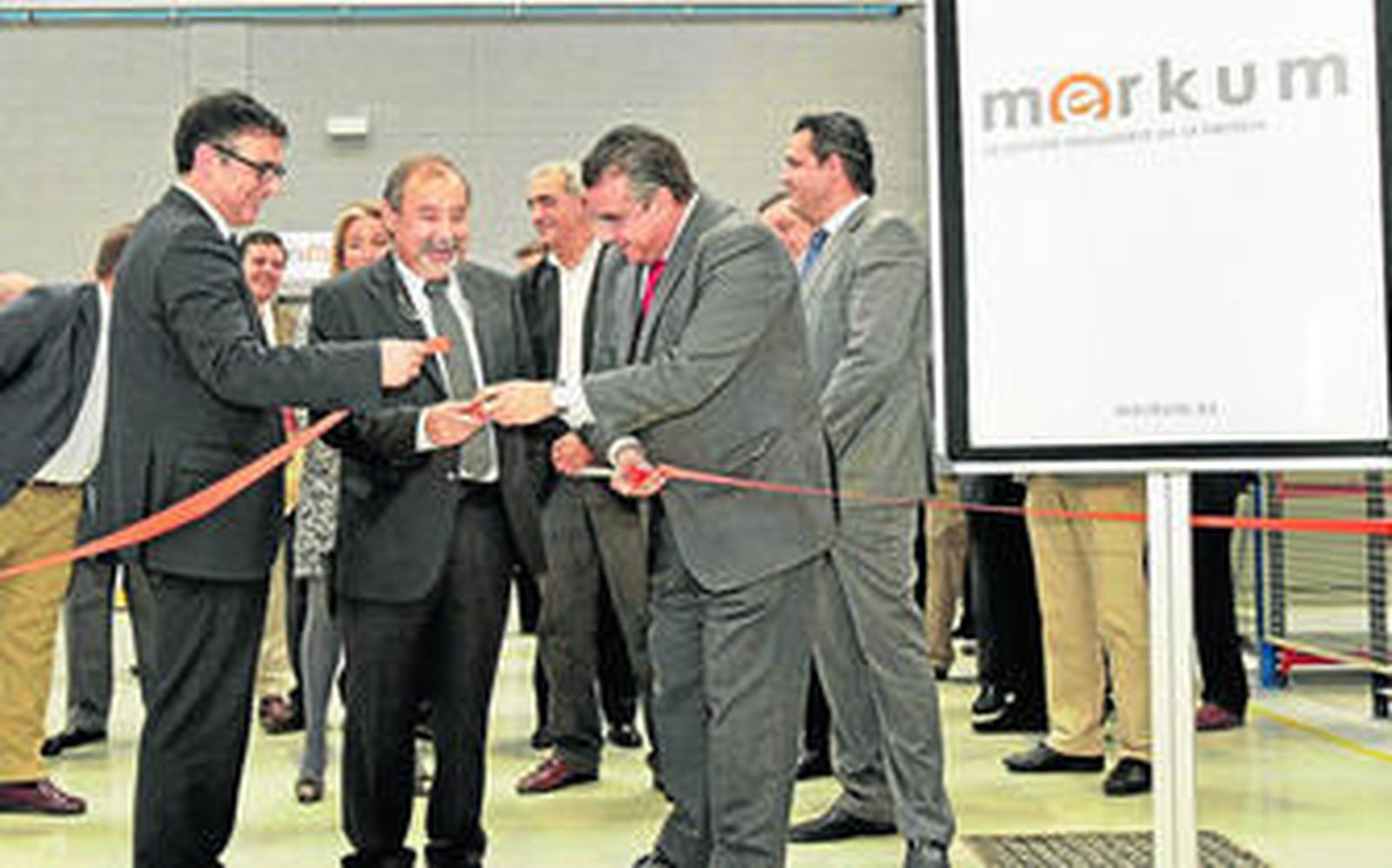 Juan Figueiredo (izquierda), Ramón Hermo (centro), los empresarios gallegos, junto a Enrique Moresco durante la inauguración de Merkum.