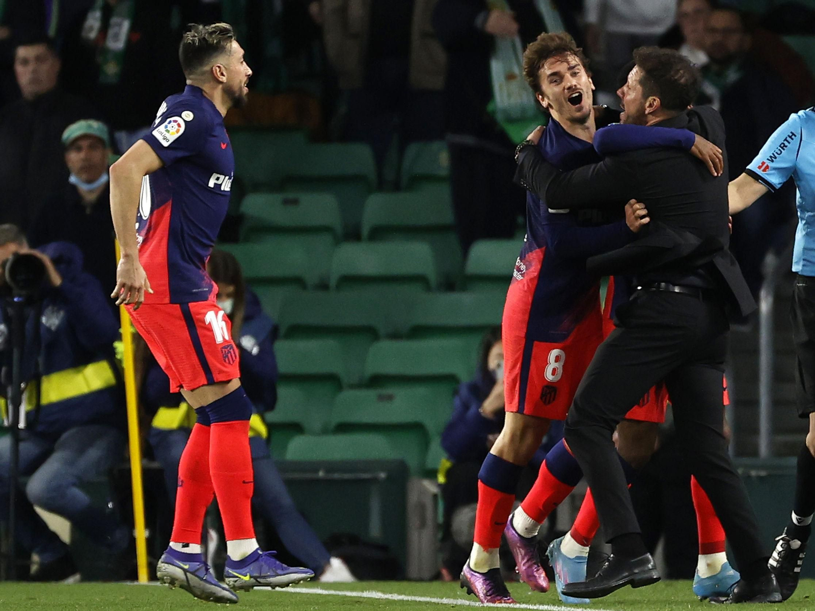 Griezmann se abraza a Simeone tras el tercer tanto del Atlético al Betis.