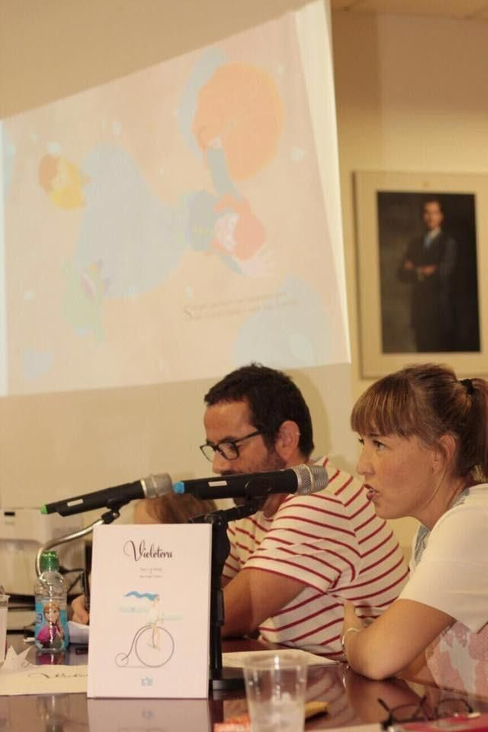 La autora y el ilustrador de 'Violetera'.