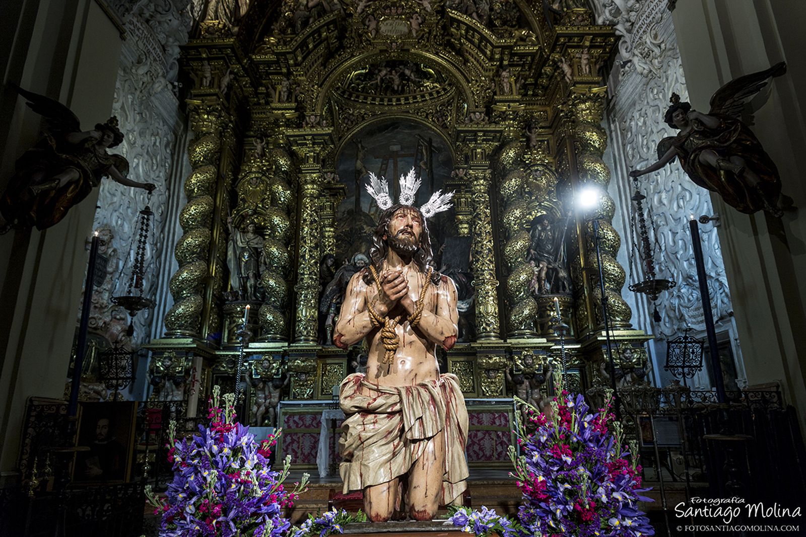 El Cristo de la Caridad ante el retablo de la Caridad