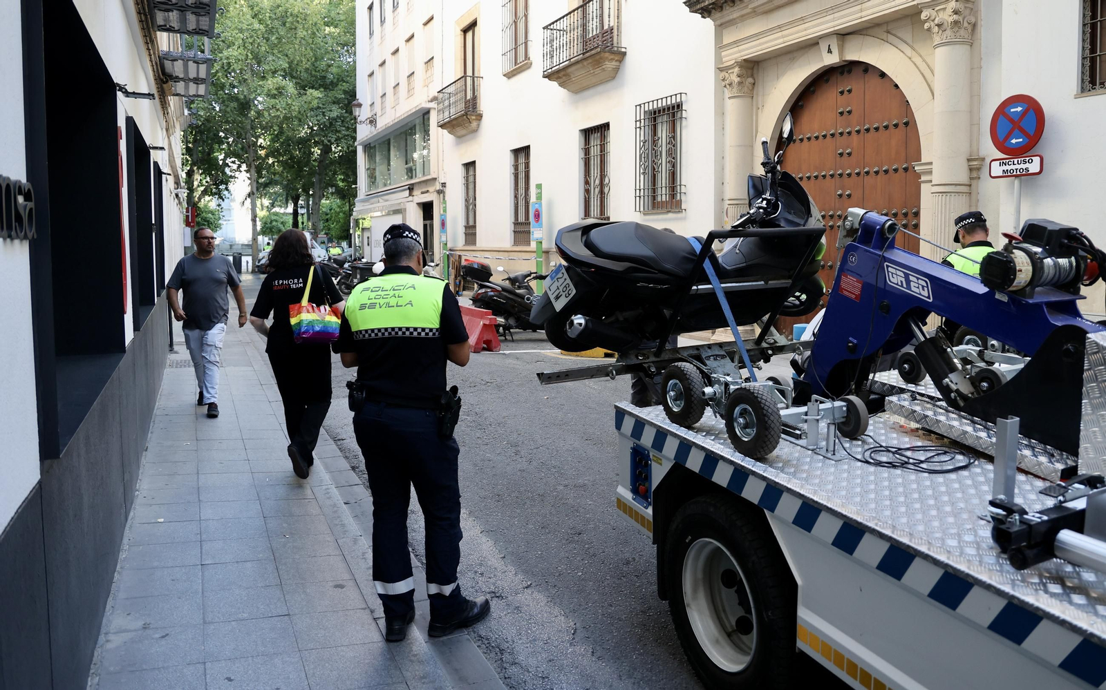 Nuevas señalizaciones en Plaza nueva para acceder al parking de la calle Albareda