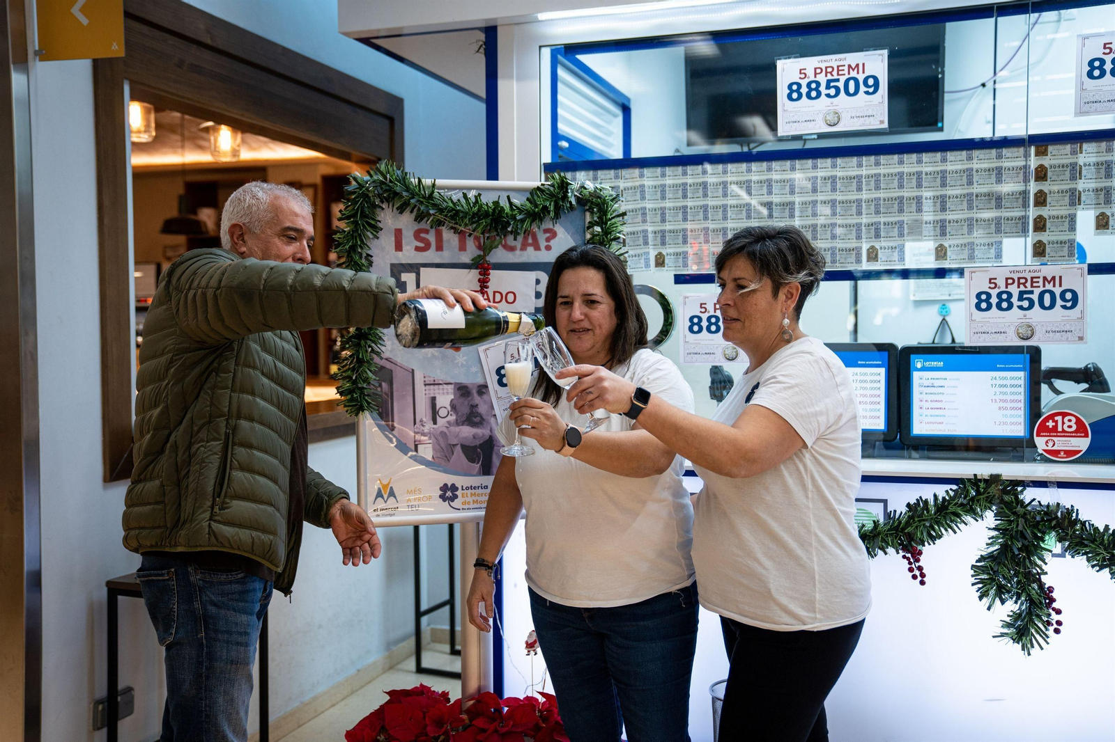 Celebraciones de los premiados con la Lotería de Navidad en España Celebraciones de los premiados con la Lotería de Navidad en España