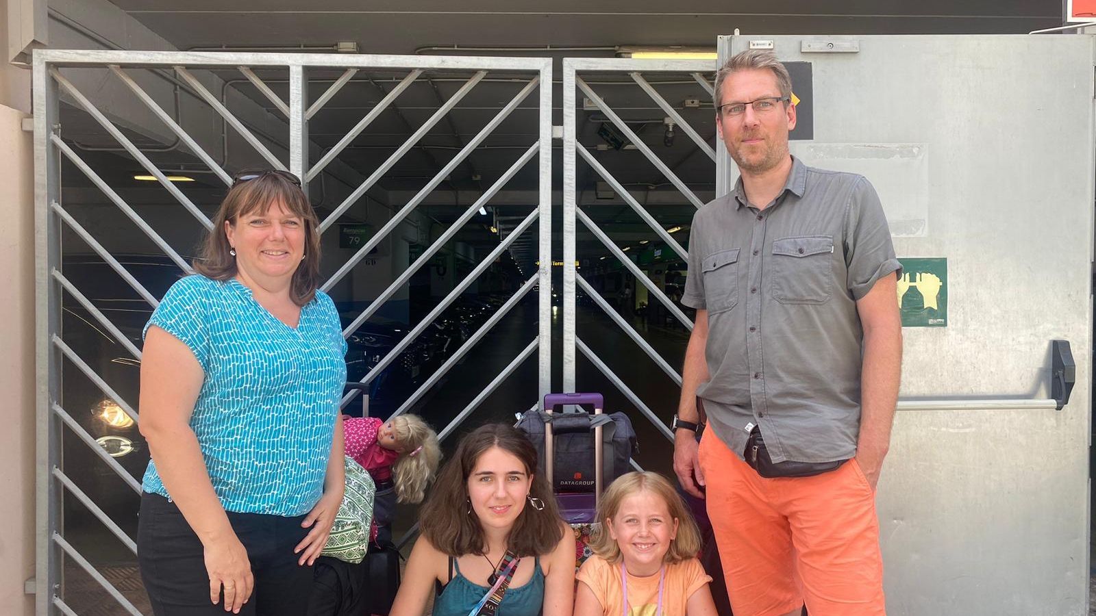 Katja junto a su familia en el exterior del aeropuerto.