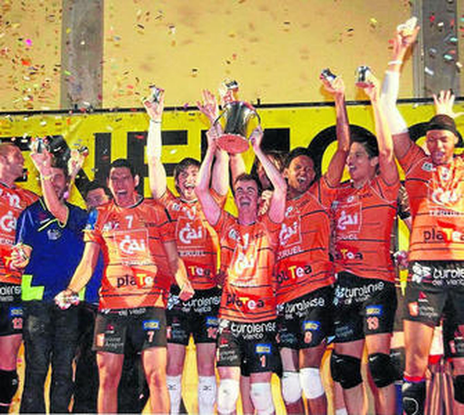 Guillermo Hernán alza el trofeo de la Copa del Rey conseguido con el CAI Teruel este año.