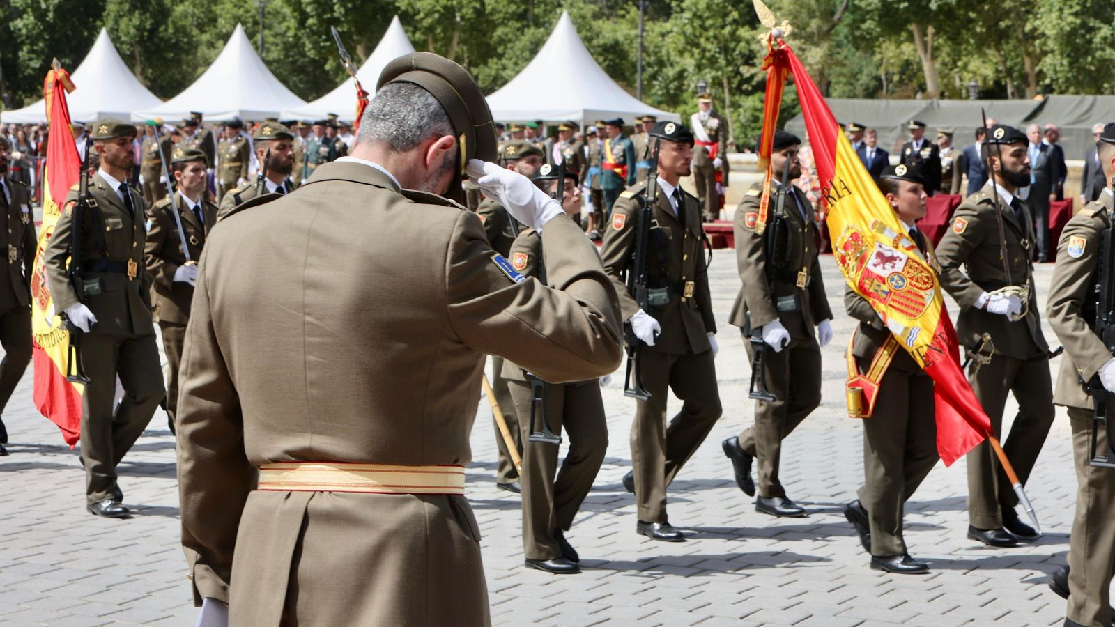 Un  momento de la Jura de Bandera en la Plaza de España