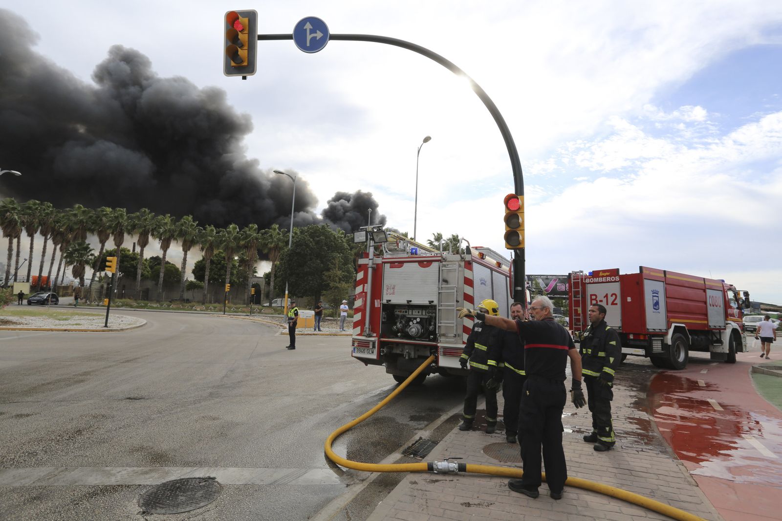 Fotos del incendio de varios vehículos en un aparcamiento de caravanas del polígono Guadalhorce