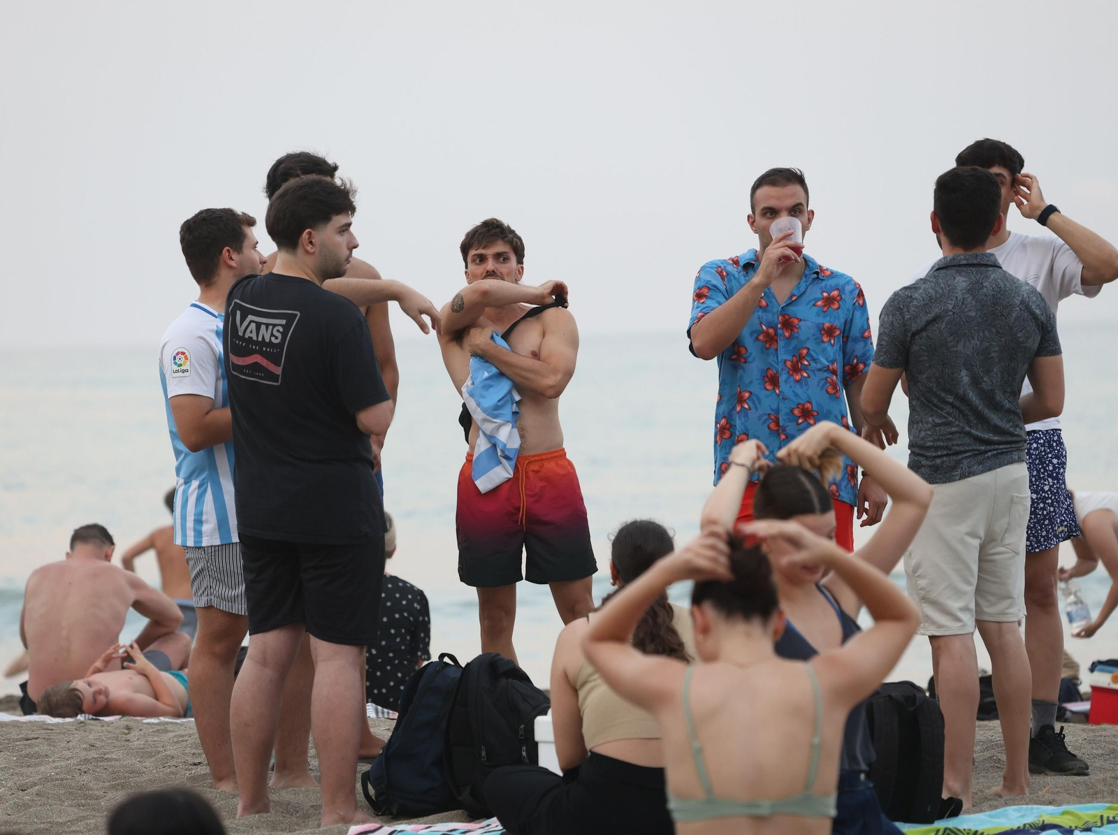 Así se vive la noche de San Juan en la playa de la Malagueta de Málaga, en fotos