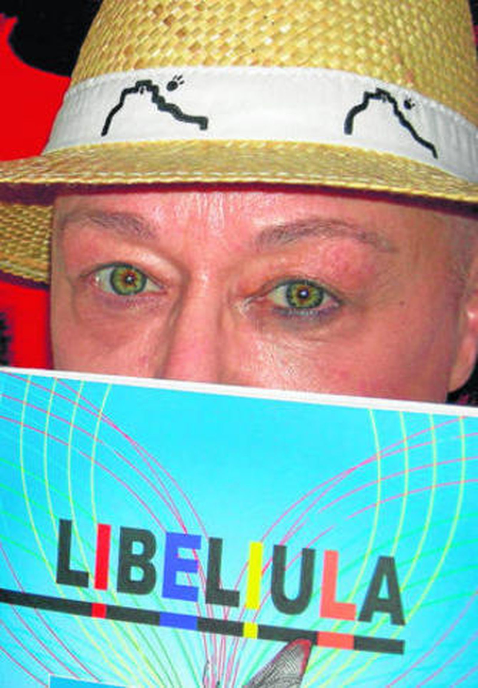 La escritora y actriz Emma Cohen muestra su obra.