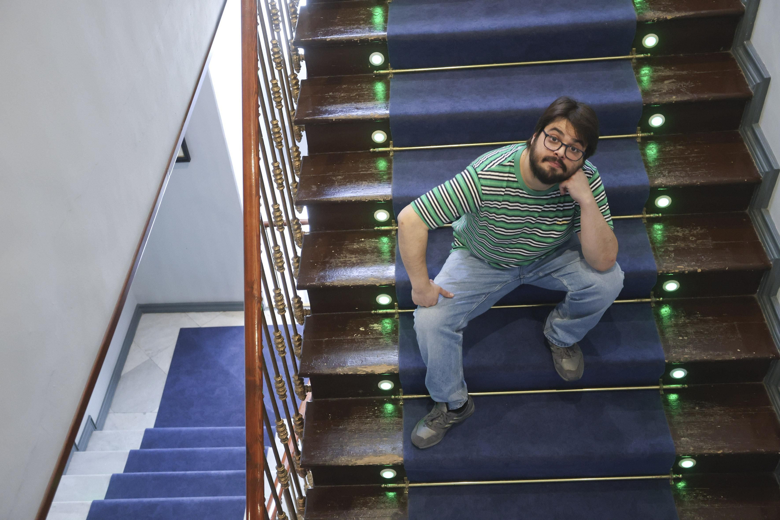 Brays Efe en las escaleras del Teatro Cervantes de Málaga.