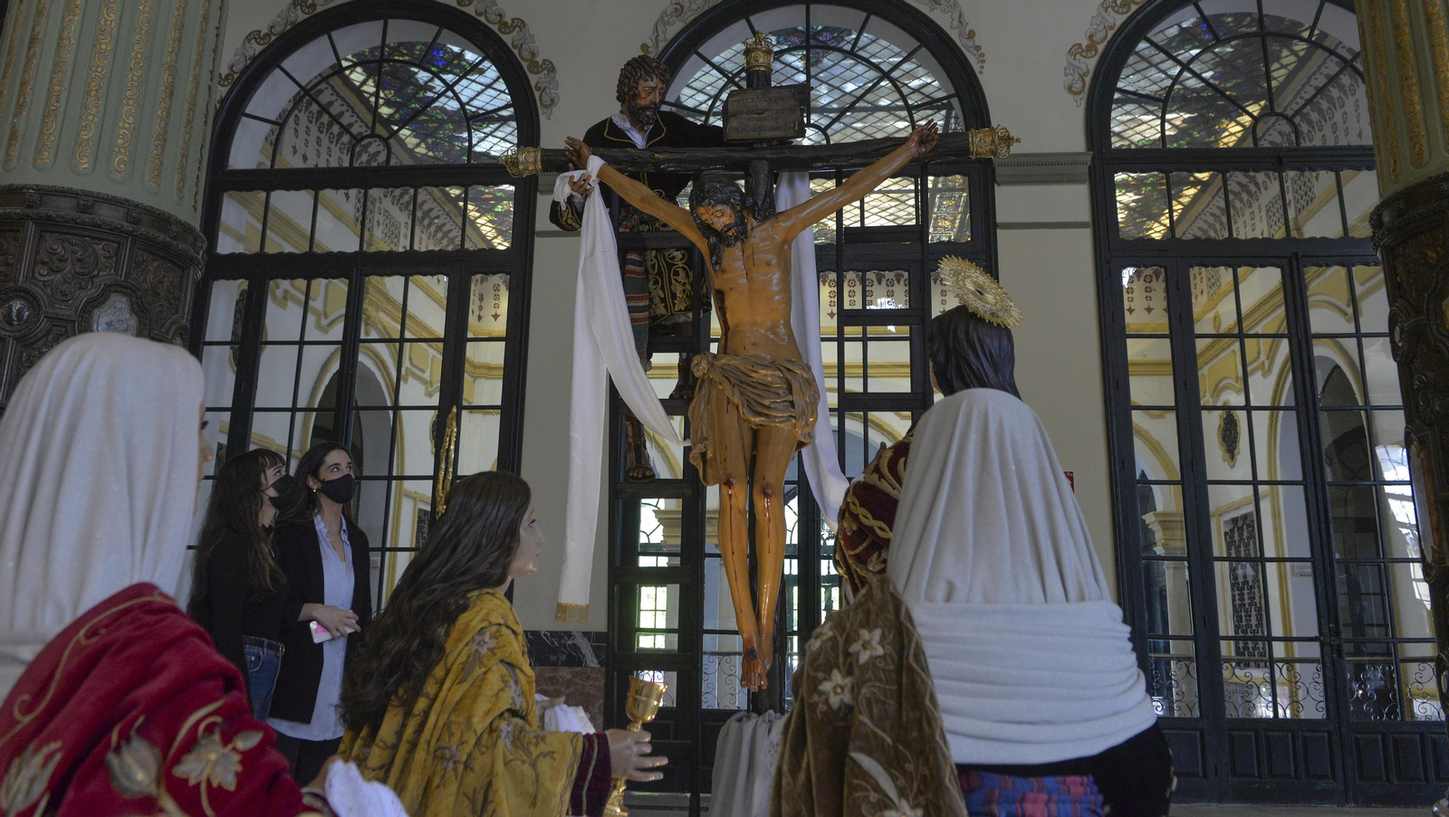 El Cristo de las Cinco Llaga acompañado por el misterio en la exposición del Casino.