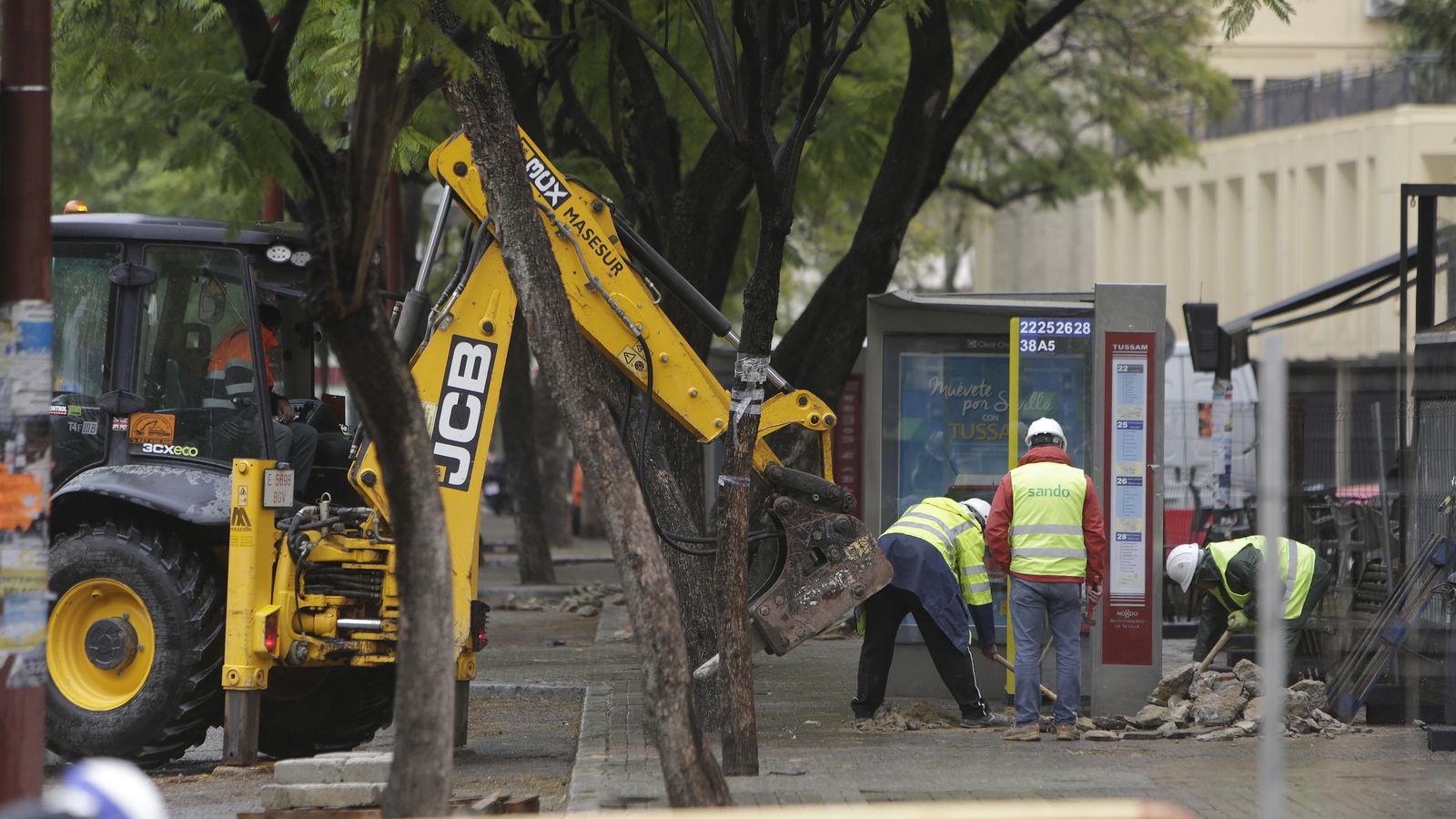 Retirada de las marquesinas de autobús para acometer la obra de Emasesa en Ramón y Cajal.