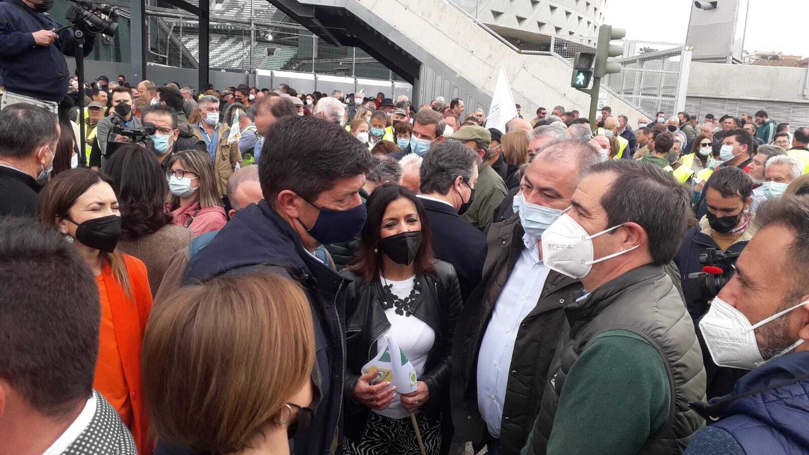 Antonio Navarro, presidente de Asaja, hoy en Sevilla, junto al vicepresidente de la Junta de Andalucía y la presidenta del Parlamento Andaluz.