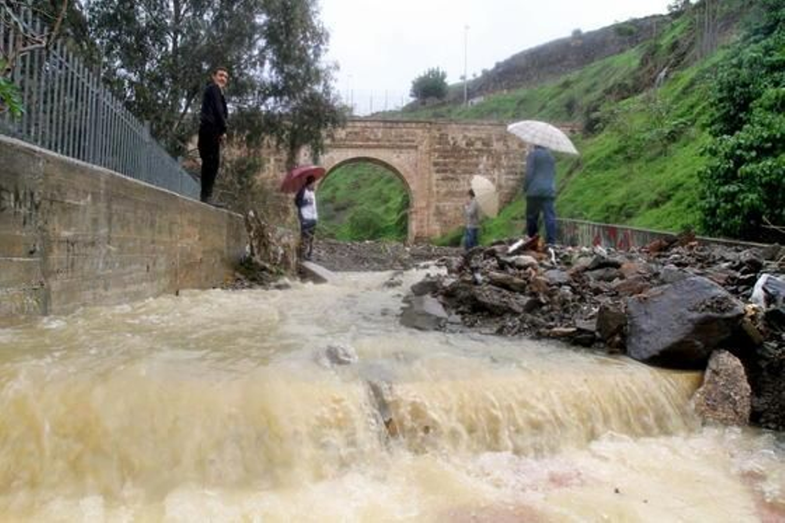Málaga limpia el barro dejado por la tromba de agua del sábado