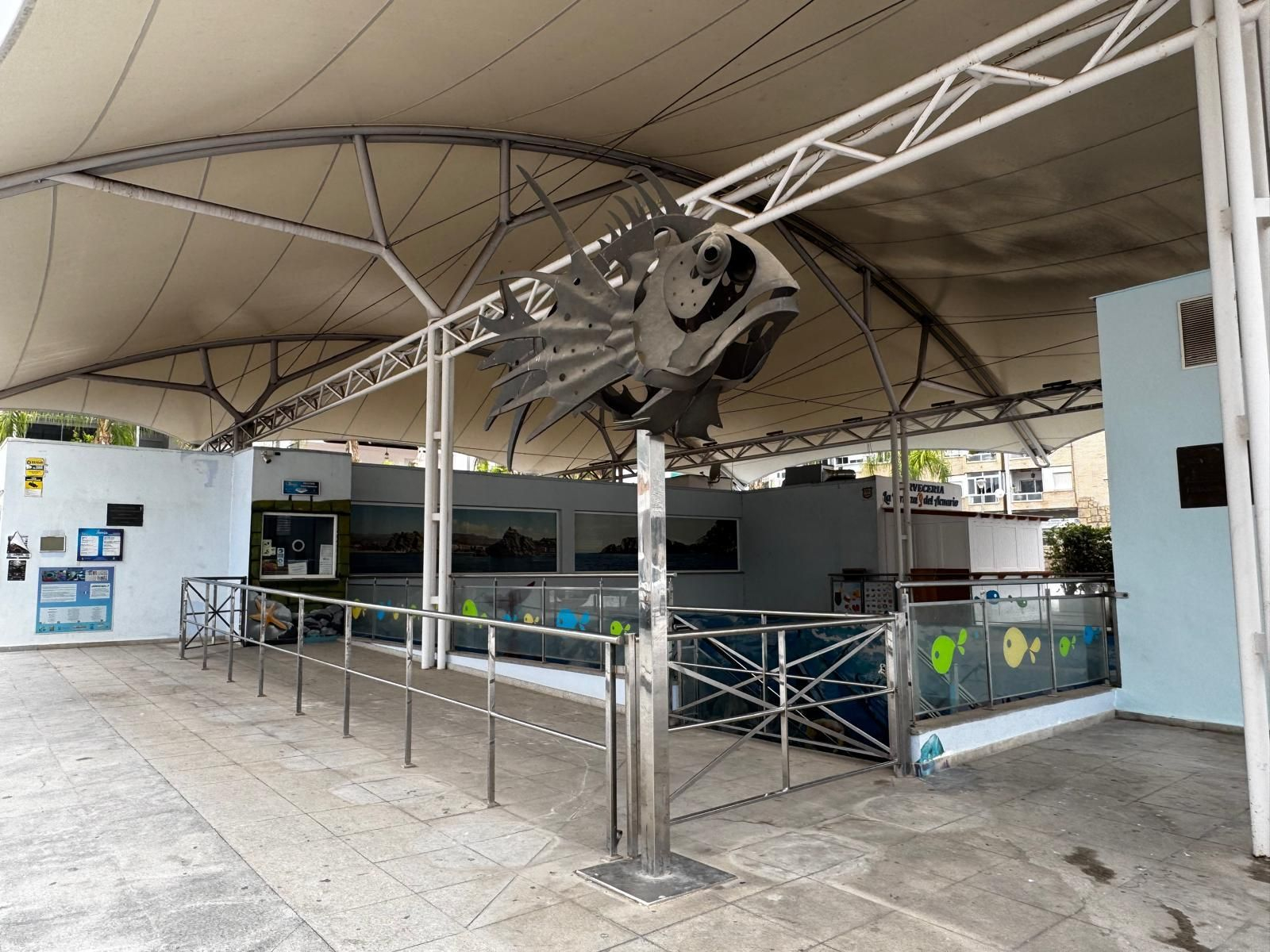 Estado actual de la entrada del acuario de Almuñécar