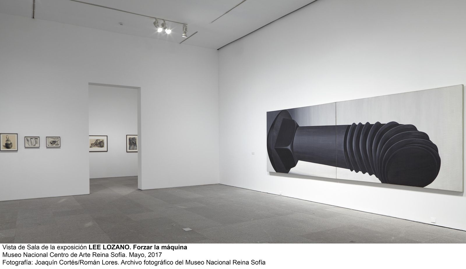 Contexto y pretexto. Arriba, imagen de sala de la primera antológica que se dedica en España a la artista Lee Lozano. En el centro, presentación en el Reina Sofía de una de las series de grandes lienzos más celebradas de la creadora, 'Wave' ('Onda'). Abajo, 'Sin título' (1962), grafito y crayón sobre papel.