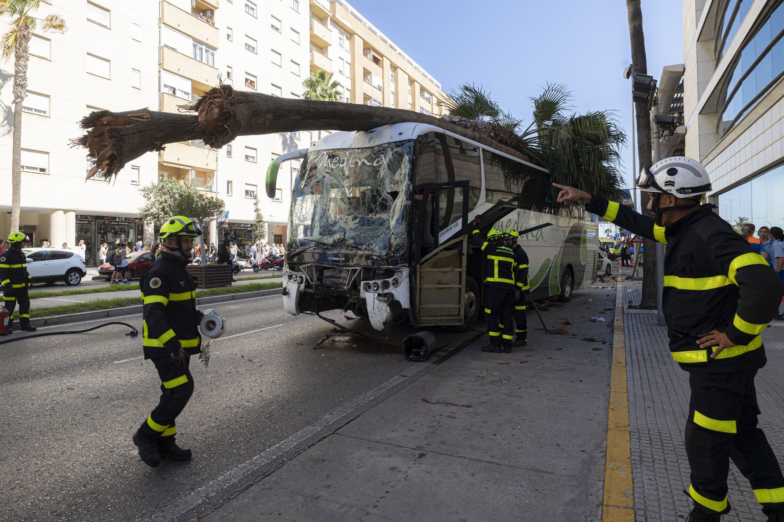 Bomberos en el lugar del siniestro.
