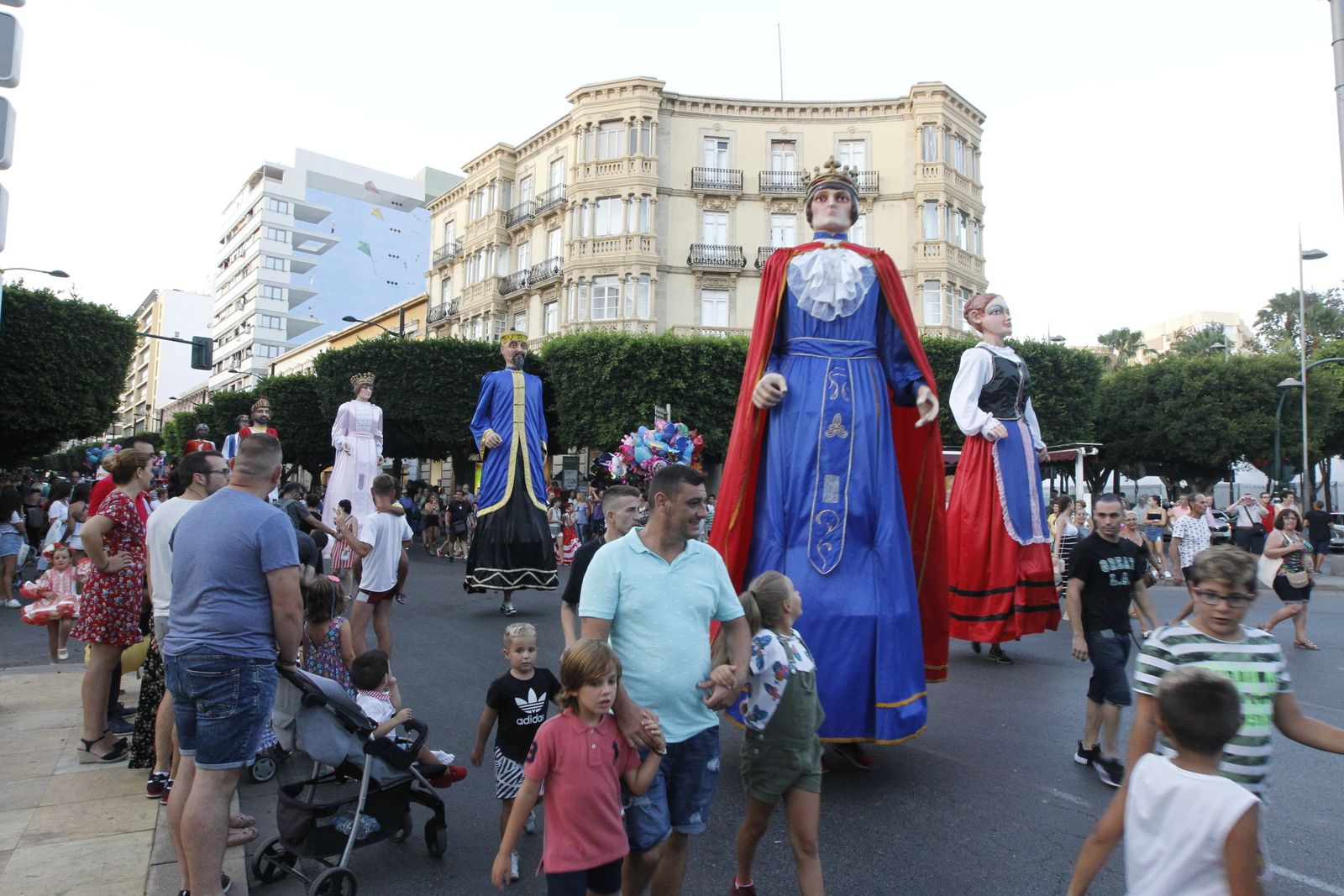 Fotogalería gigantes y cabezudos. Feria de Almería 2019