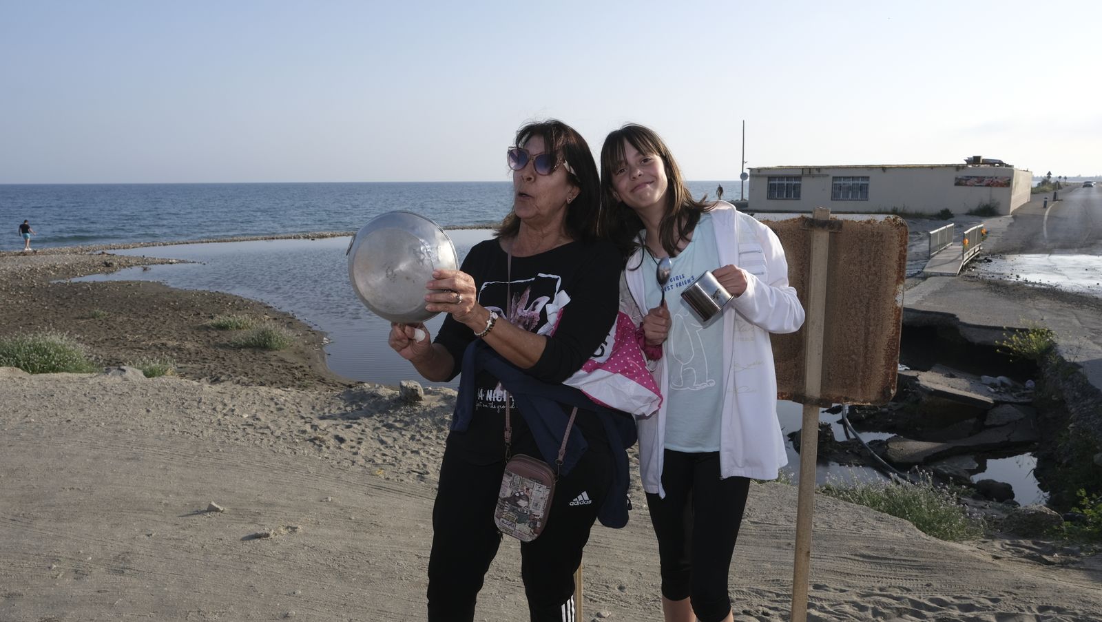 Concentración de los vecinos de Costacabana por los vertidos de agua al mar