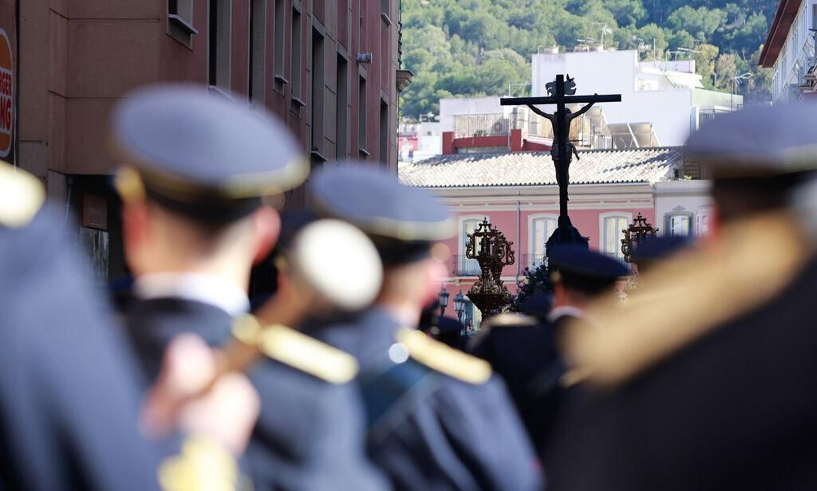 El Cristo del Amor camina hacia el Compás de la Victoria. El Cristo del Amor camina hacia el Compás de la Victoria.
