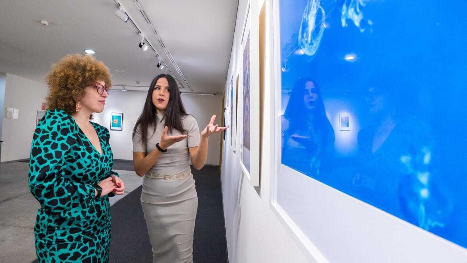 La artista Adela Navarro, junto a la concejala de Cultura, Pepa Pacheco, en la inauguración de la exposición fotográfica en San Fernando.