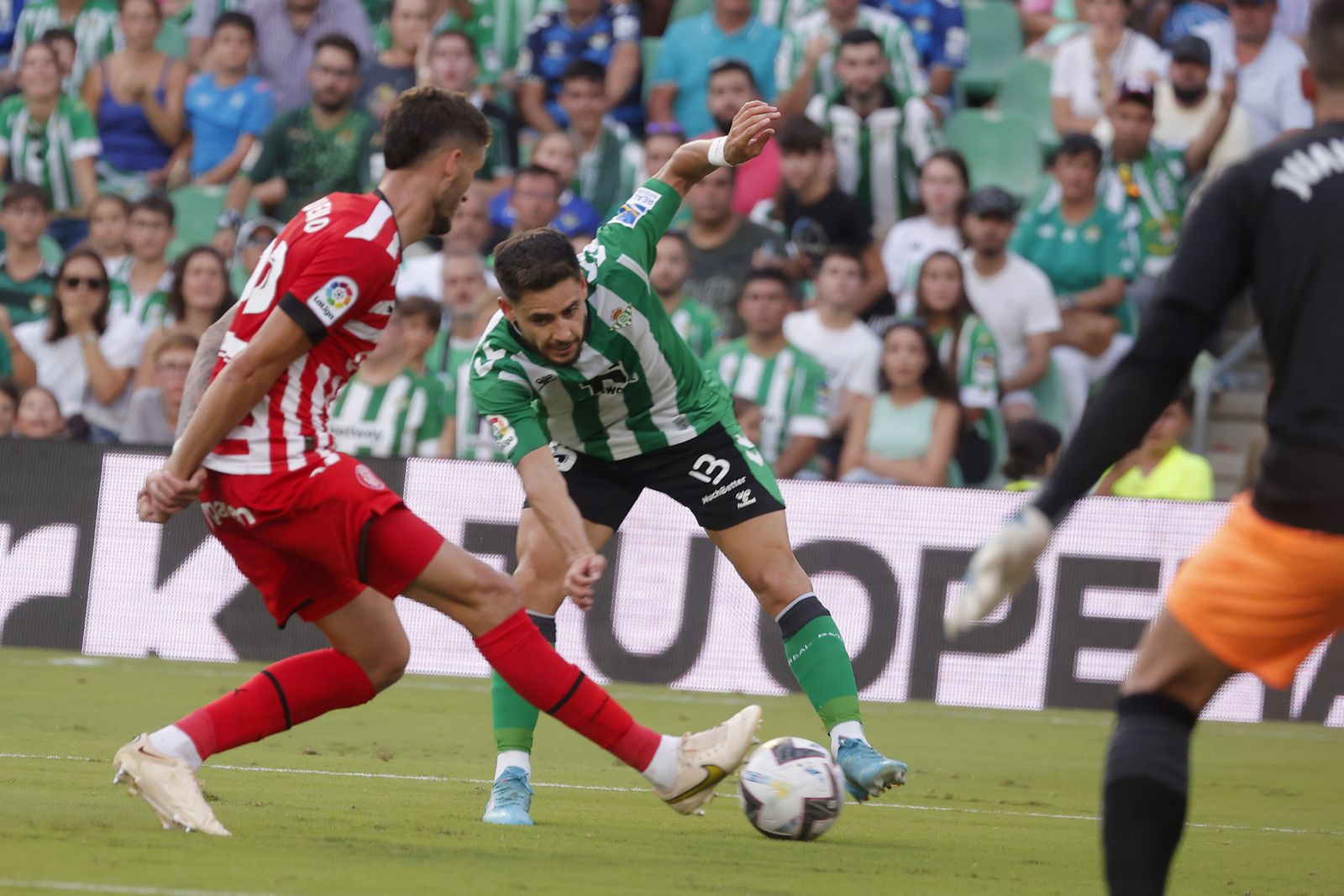 Álex Moreno, en un lance del partido.