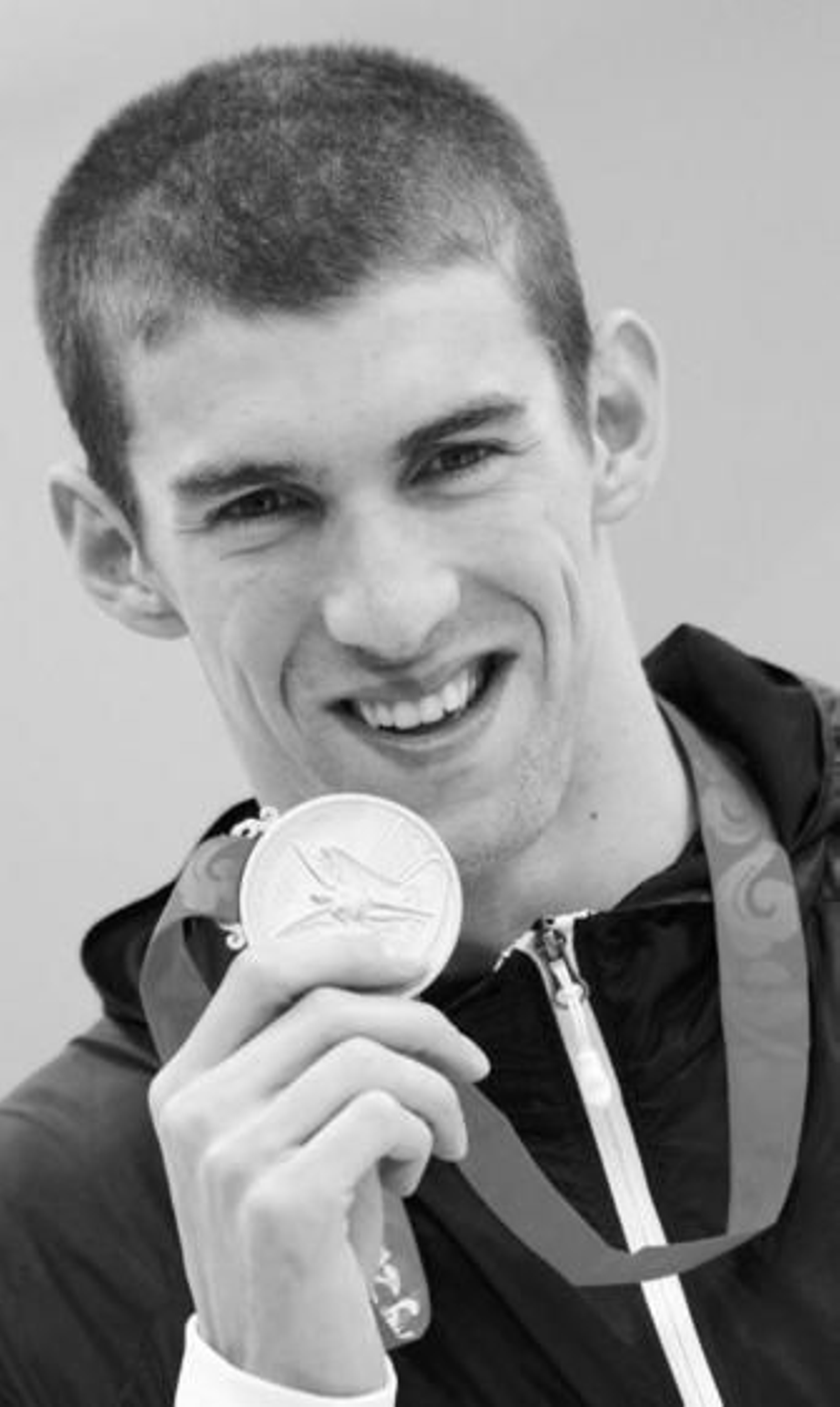 Michael Phelps enseña su medalla de oro lograda en los 200 mariposa.