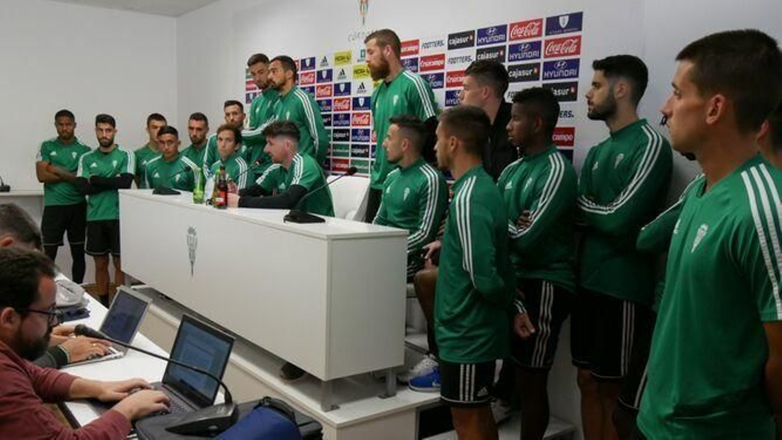 El capitán Javi Flores, rodeado por todos sus compañeros, durante su comparecencia