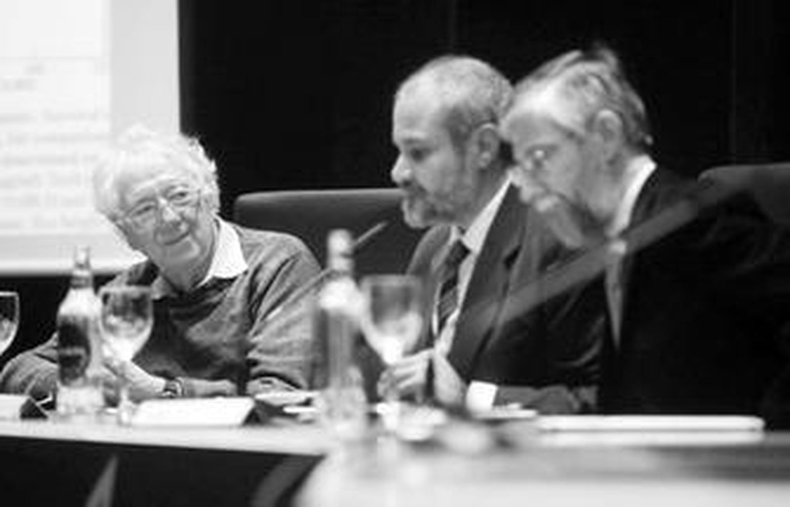 De izquierda a derecha, el Premio Nobel y los doctores De la Osada y Pérez Jiménez, en el Rectorado.