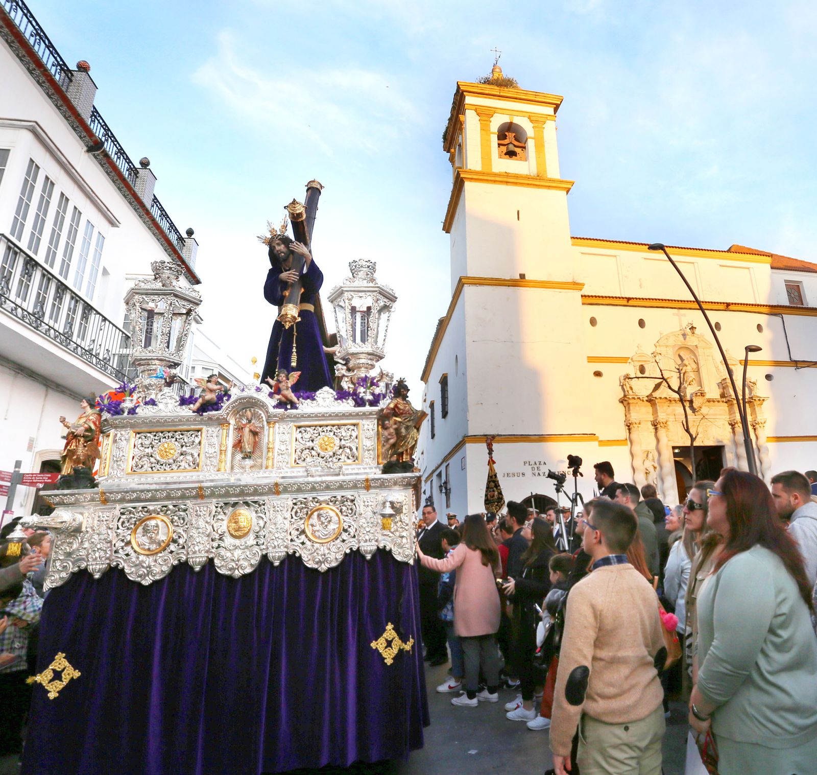 El paso de misterio de la cofradía nazarena procesiona por la Alameda Lora instantes después de iniciar su recorrido.