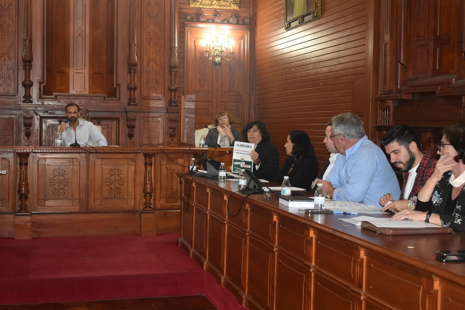 Un momento del pleno ordinario del Ayuntamiento de Sanlúcar celebrado este martes.