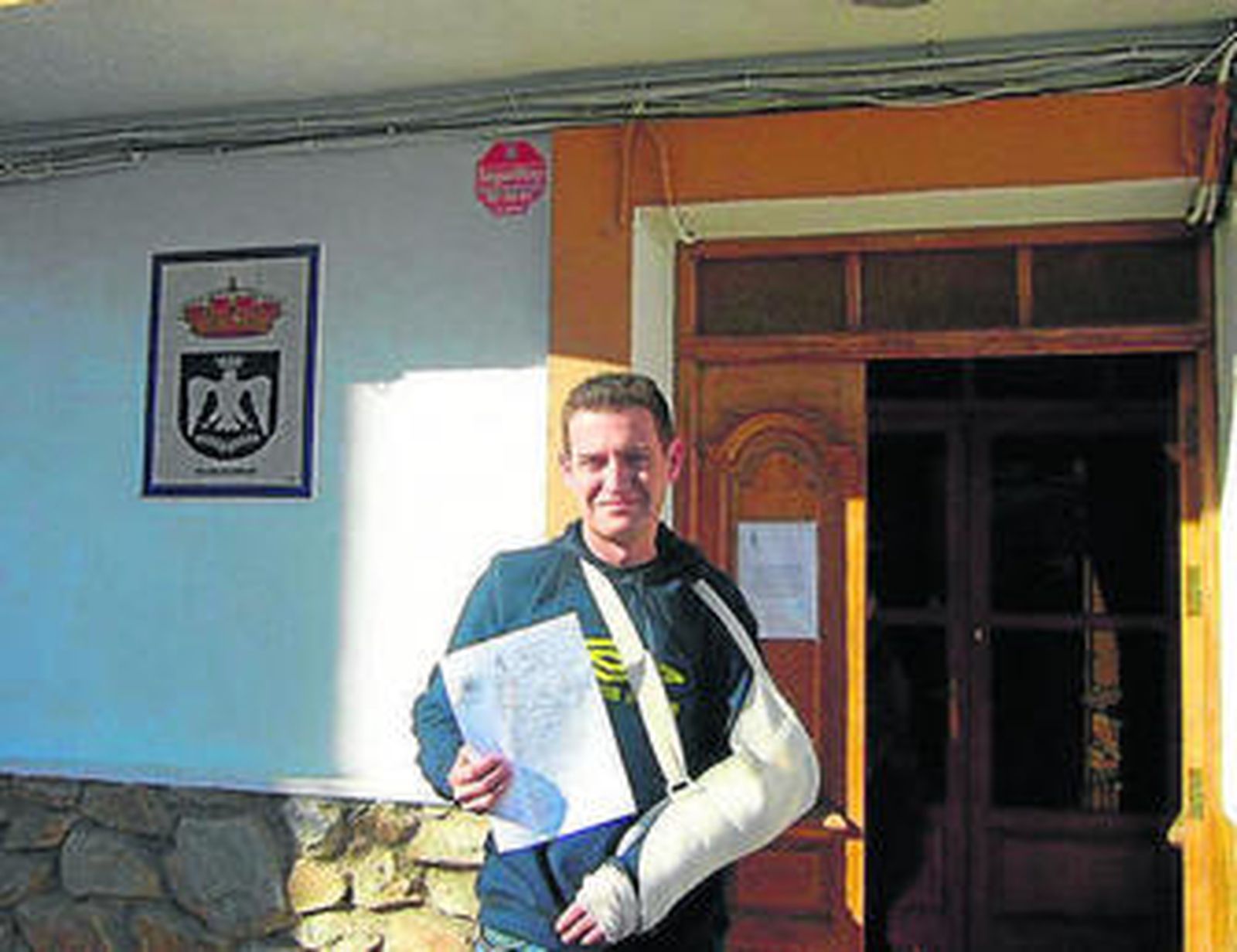 El alcalde de María en el momento de interponer la denuncia.