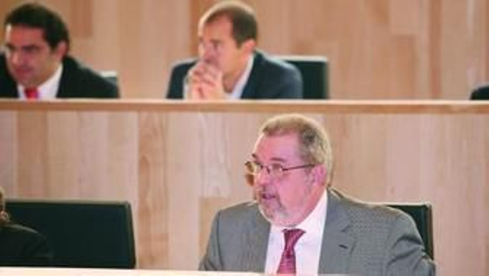 Daniel Sánchez, en primer plano, en un Pleno de la Diputación.