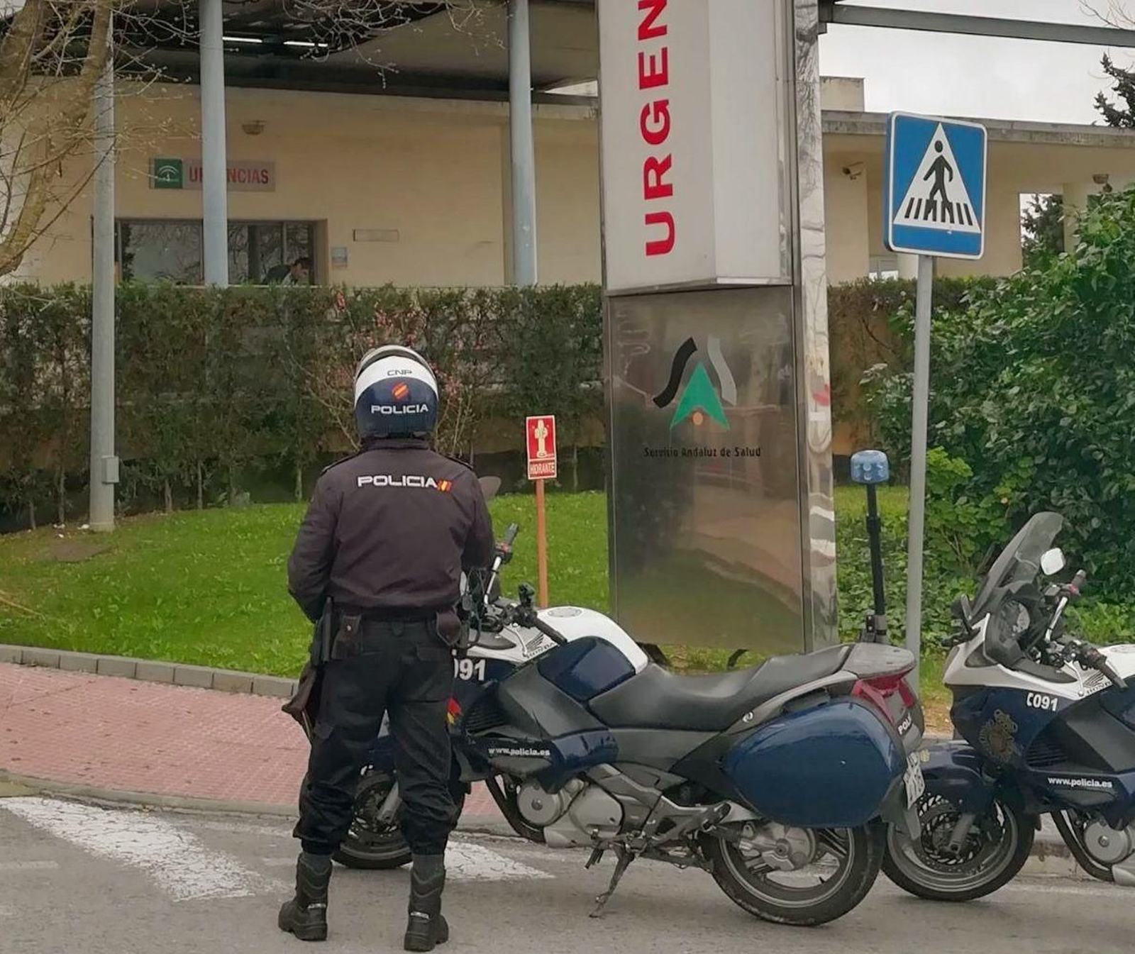 Un agente de la Policía Nacional en las urgencias del Hospital de Jerez en una imagen de archivo