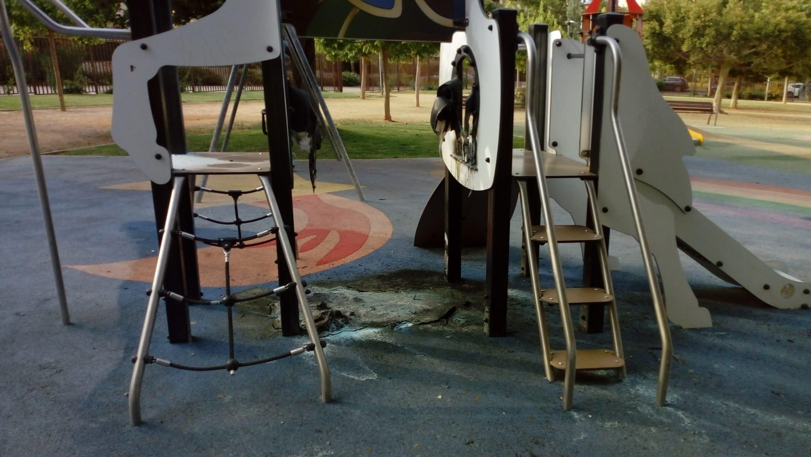 Quemado un juego infantil en Parque de los Cuentos.