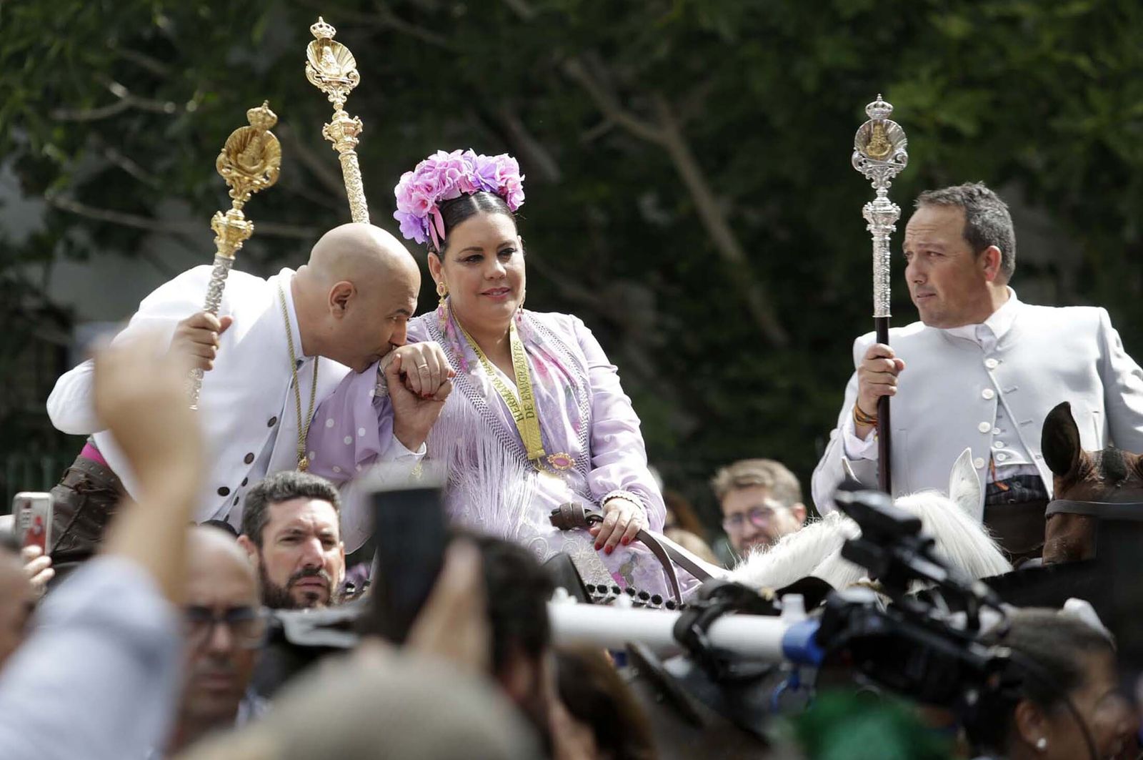 El Rocío 2023: Imágenes de la Hermandad de Emigrantes en su salida de Huelva