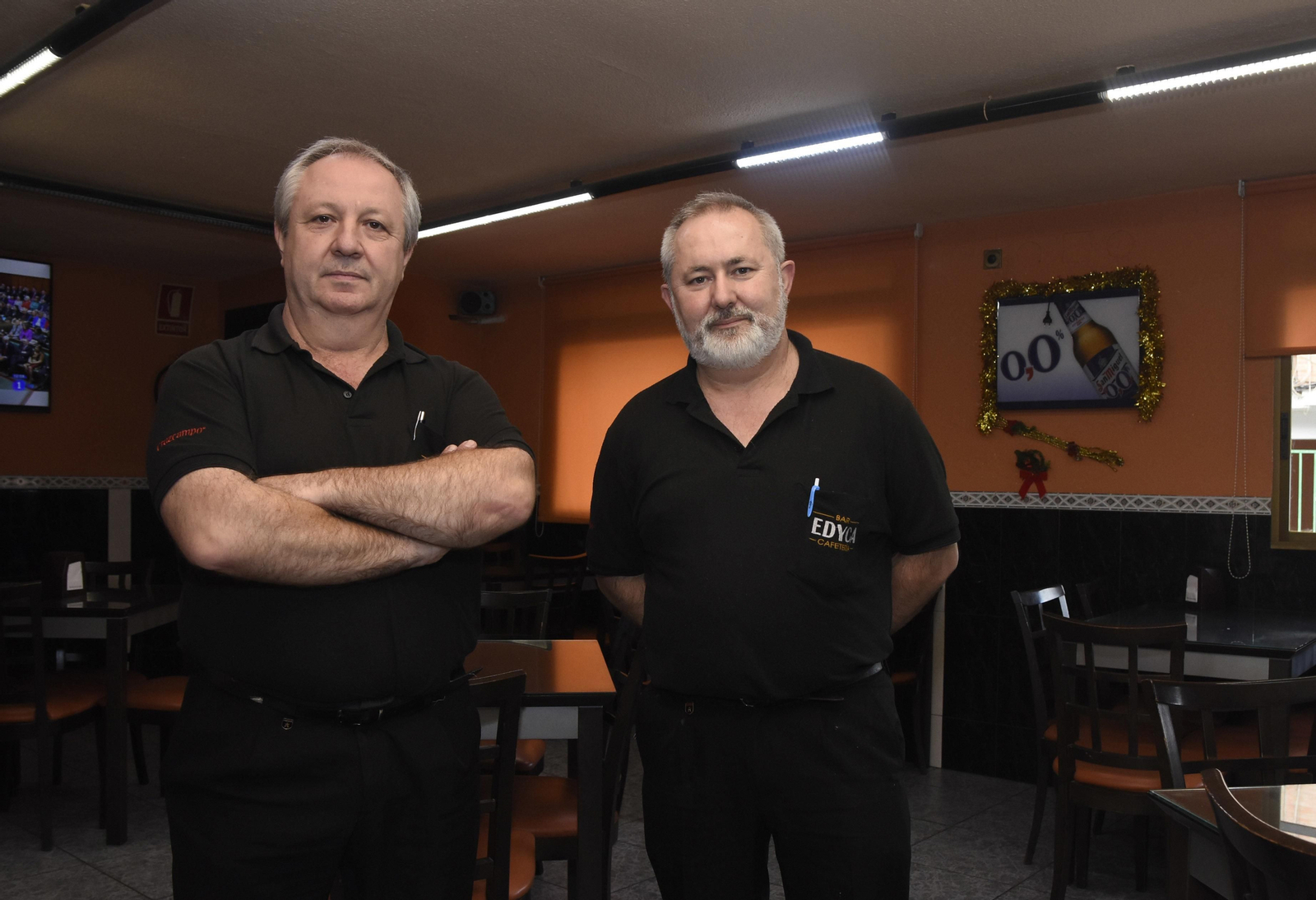 Fernando y Rafael, los hermanos Alarcón, en la Cafetería Edyca.