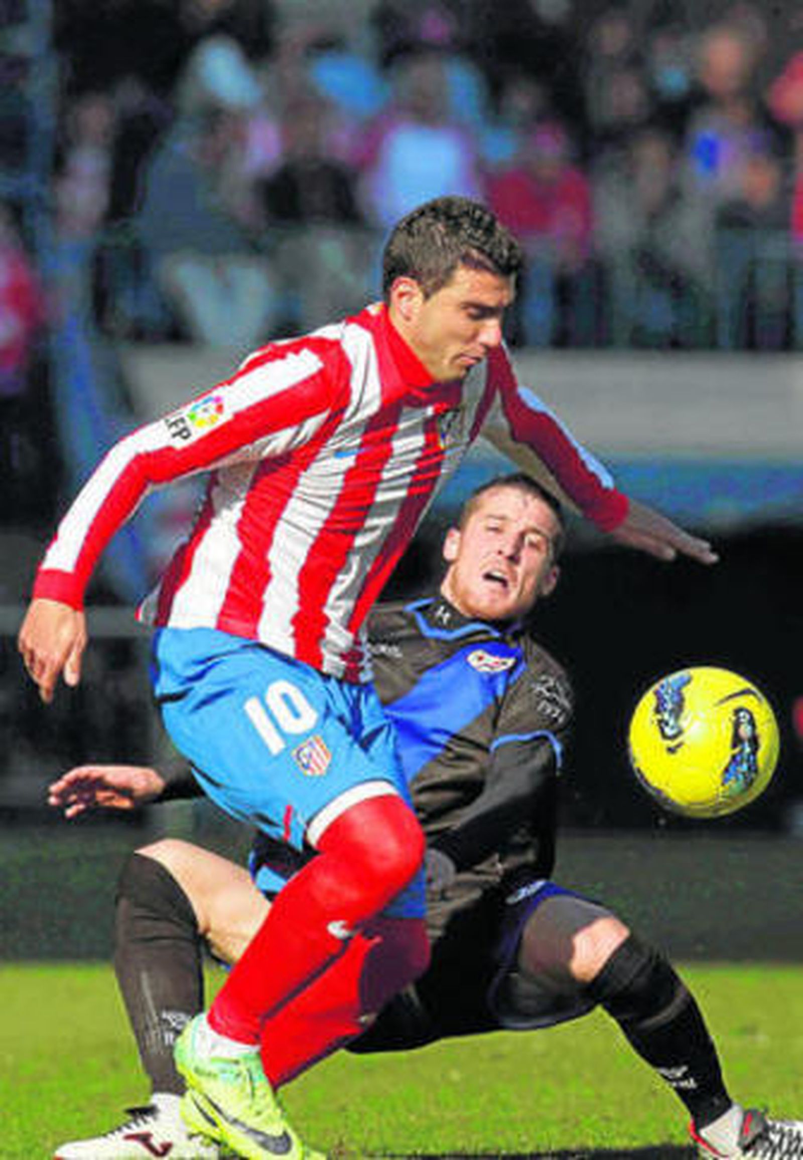 Reyes se lleva el esférico en presencia del rayista Tito.