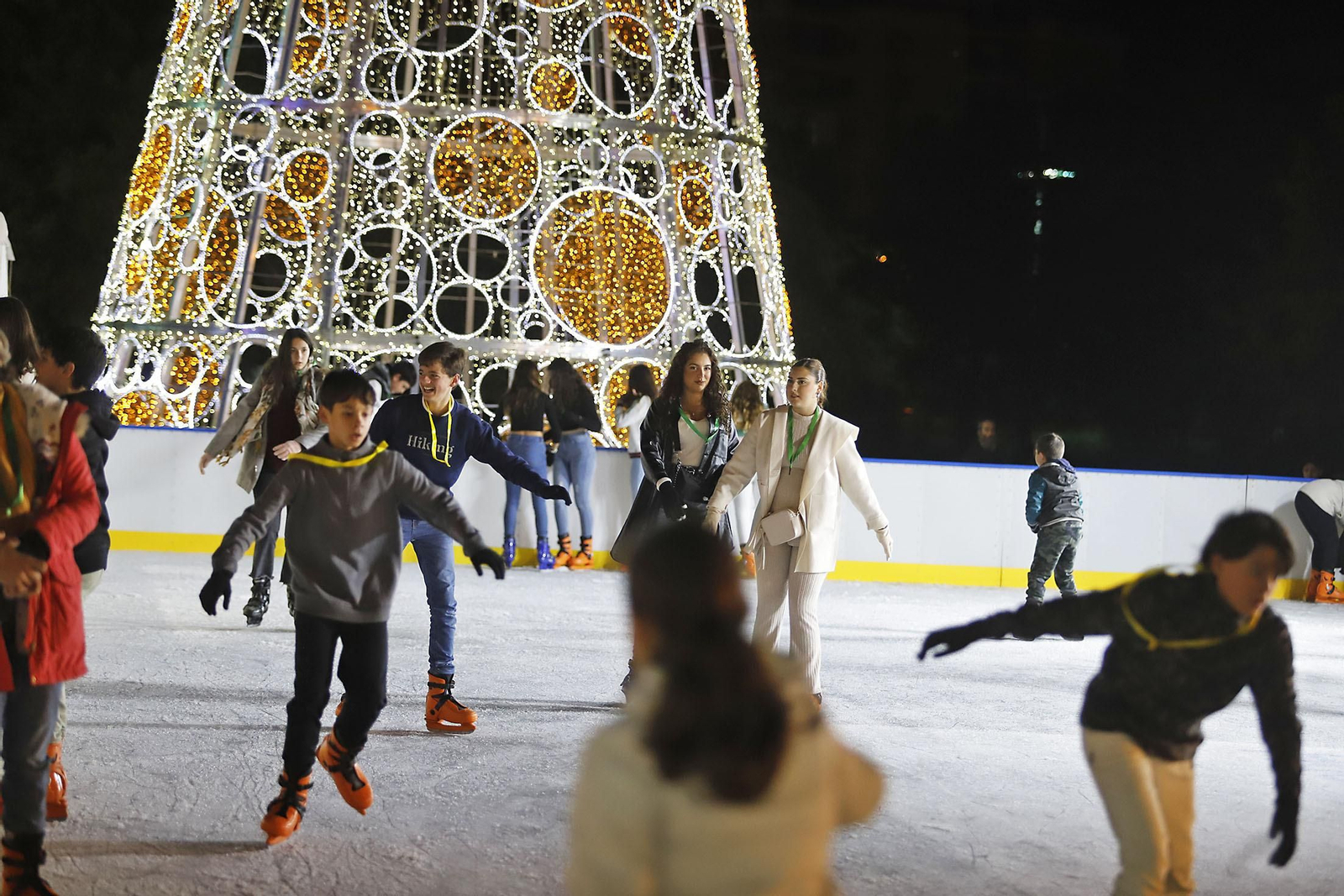 Imágenes de la pista de hielo en Isla Chica por Navidad