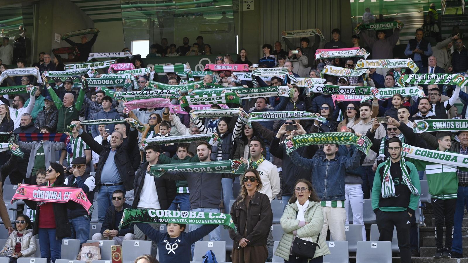 Aficionados del Córdoba CF cantan el himno de su equipo antes del partido ante el Eibar en El Arcángel.