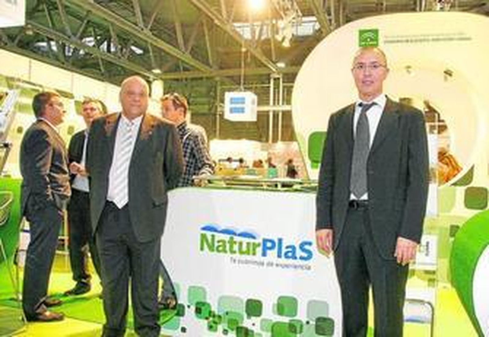De izquierda a derecha, Enrique Tara, del área comercial de Naturplas, y Francisco Cirera, director comercial.