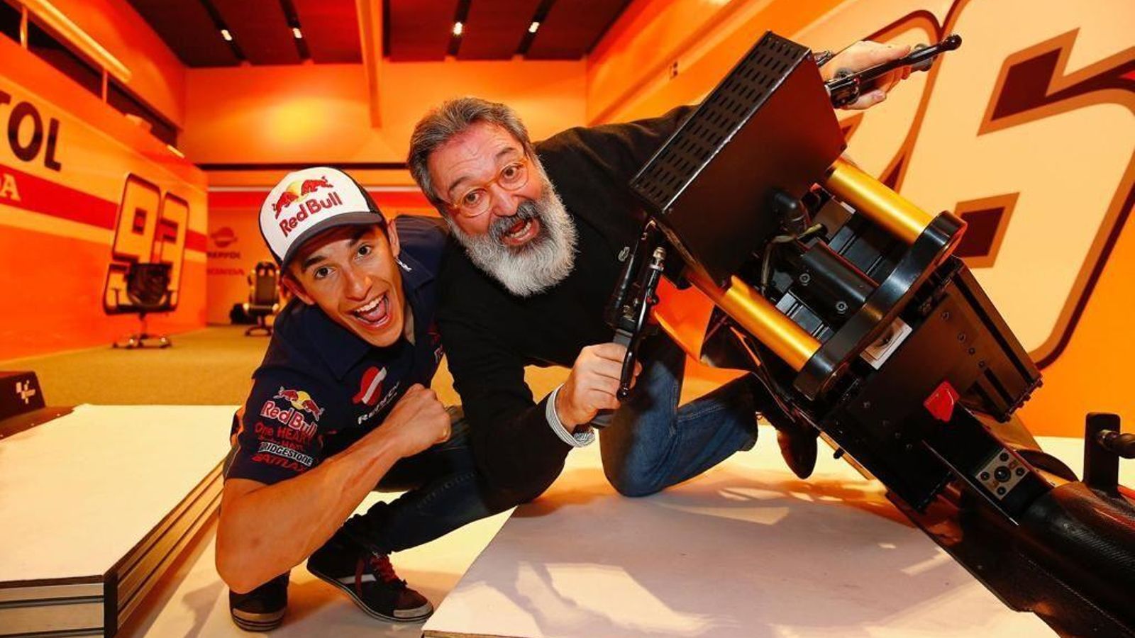 Marc Márquez y Emilio Pérez de Rozas, hagiógrafo del octacampeón español. Marc Márquez y Emilio Pérez de Rozas, hagiógrafo del octacampeón español.