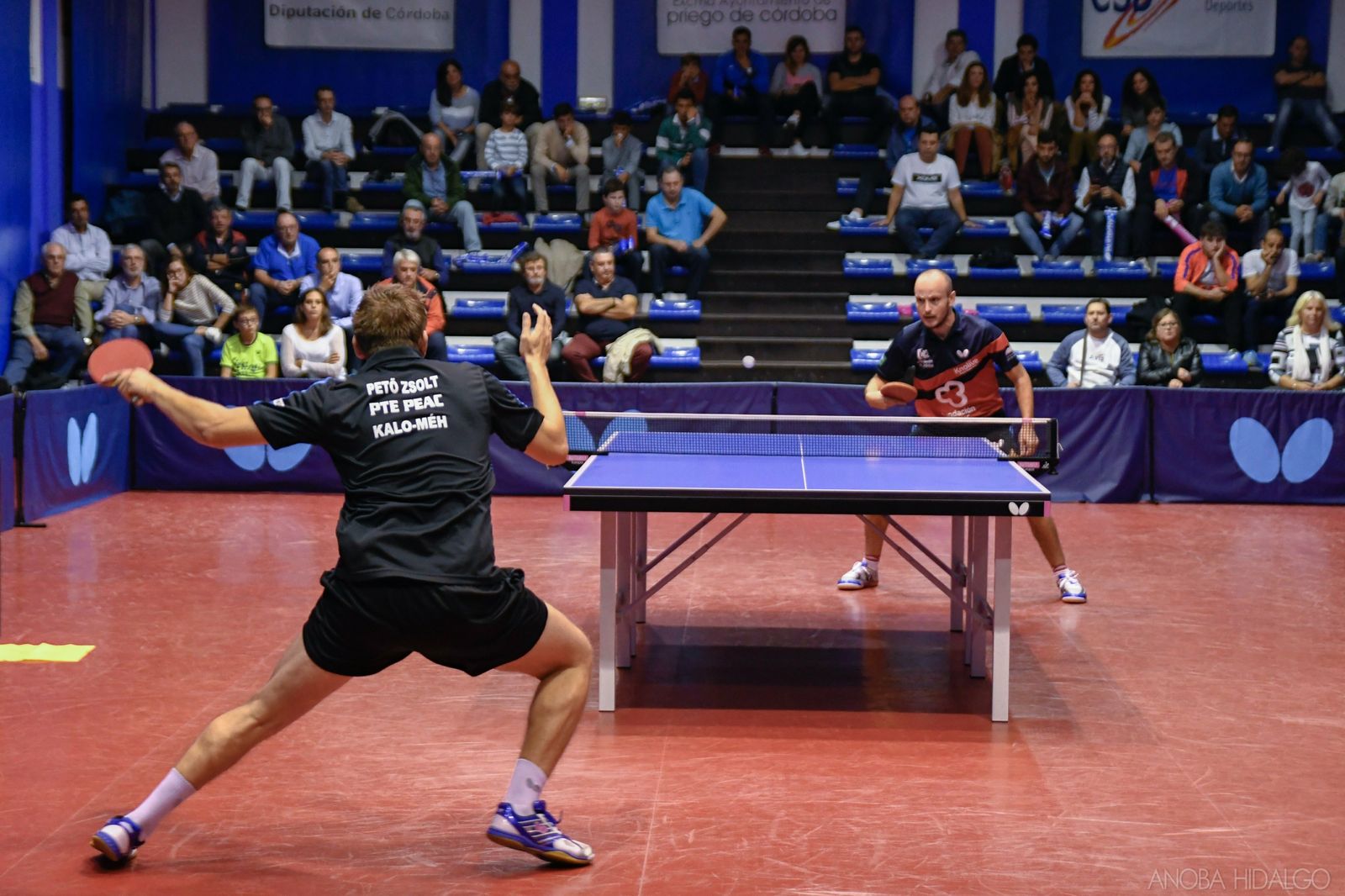 Carlos Machado devuelve una bola durante un partido en el Centro de Tecnificación.