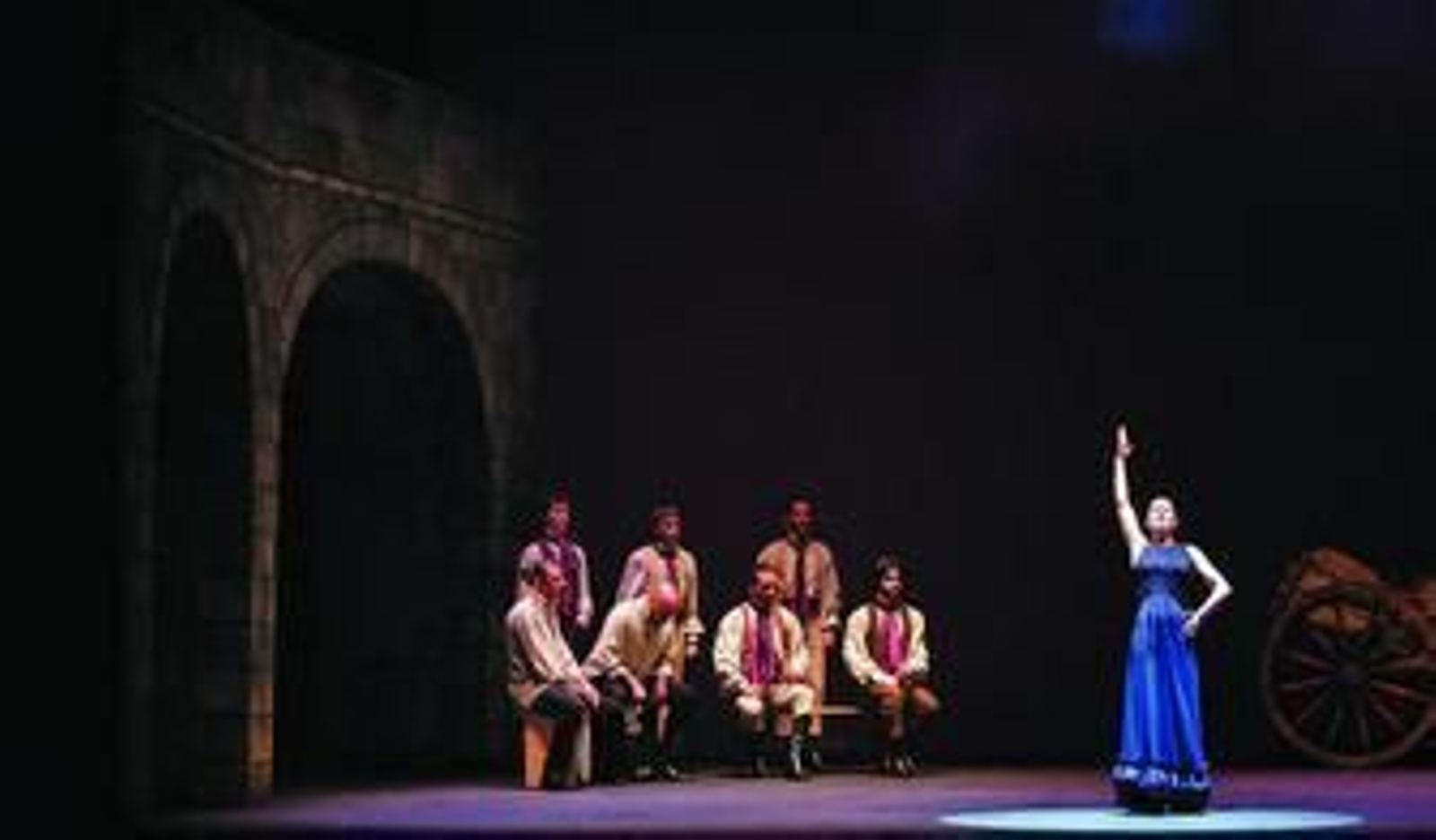 Una imagen de la escena de 'El puerto', del espectáculo 'La Pepa', de Sara Baras, donde se pueden ver la escenografía de RAS y el vestuario de Torres&Cosano.