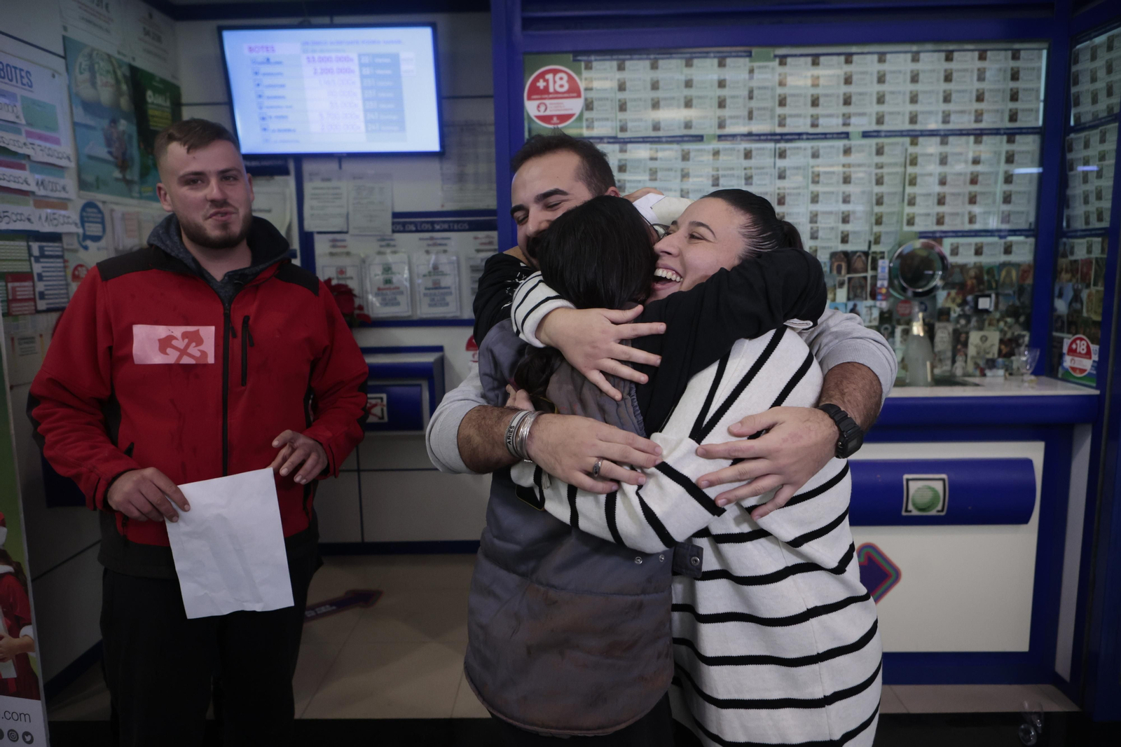 Alegría entre los premiados con el Gordo de la Lotería de Navidad en Écija