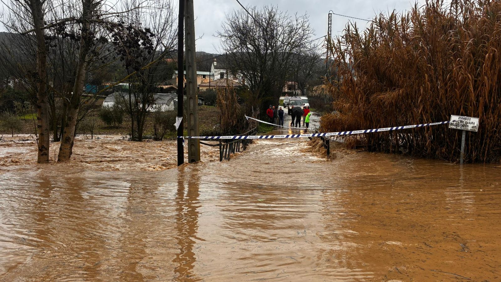 Vecinos aislados por el desbordamiento del río Guadalcobacín al pasar por el Llano de la Cruz.