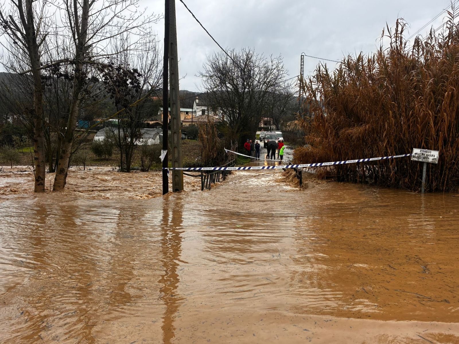 Vecinos aislados por el desbordamiento del río Guadalcobacín al pasar por el Llano de la Cruz, en Ronda.