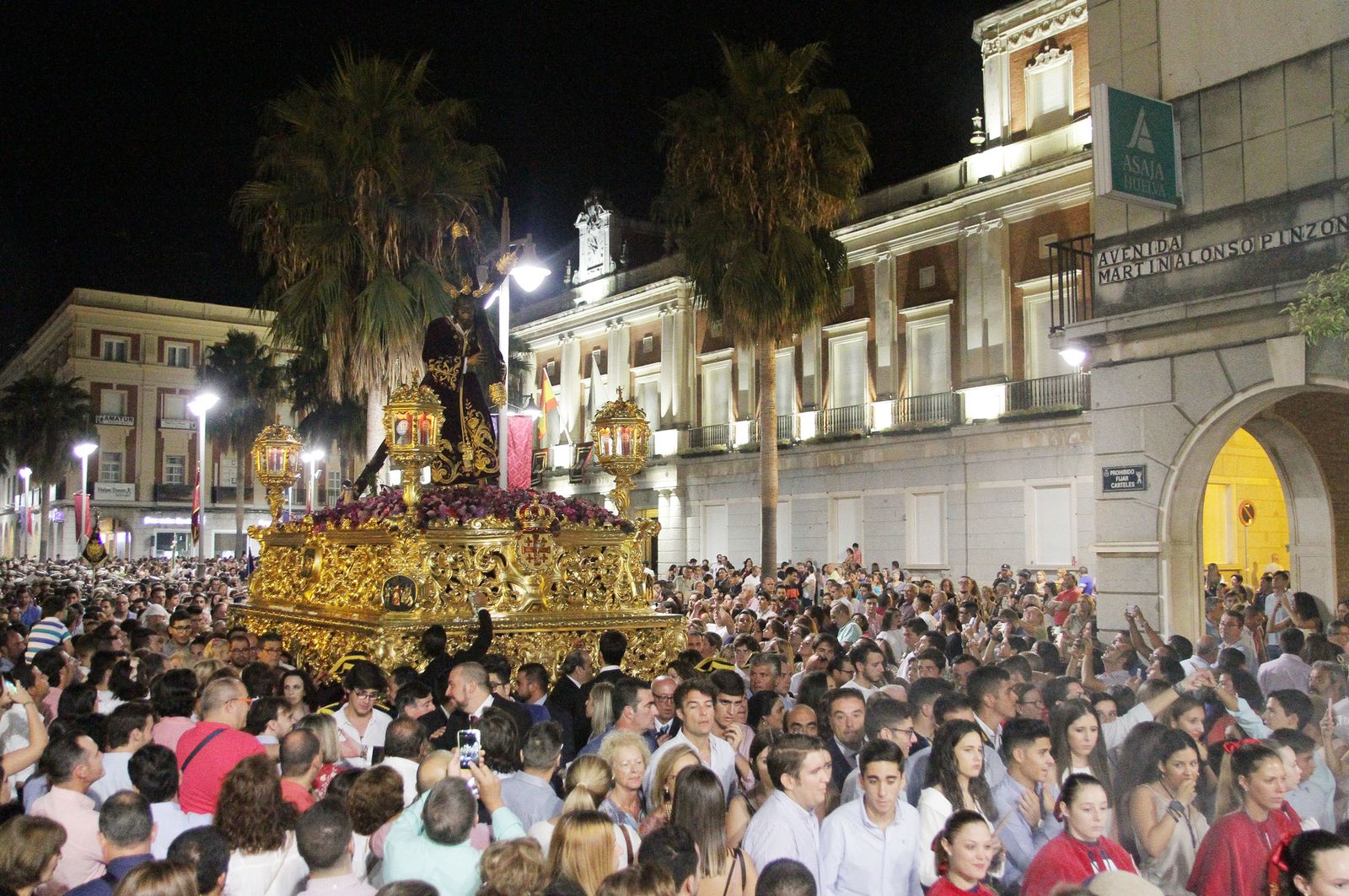 Imágenes del Señor de Pasión en la procesión del centenario de la hermandad