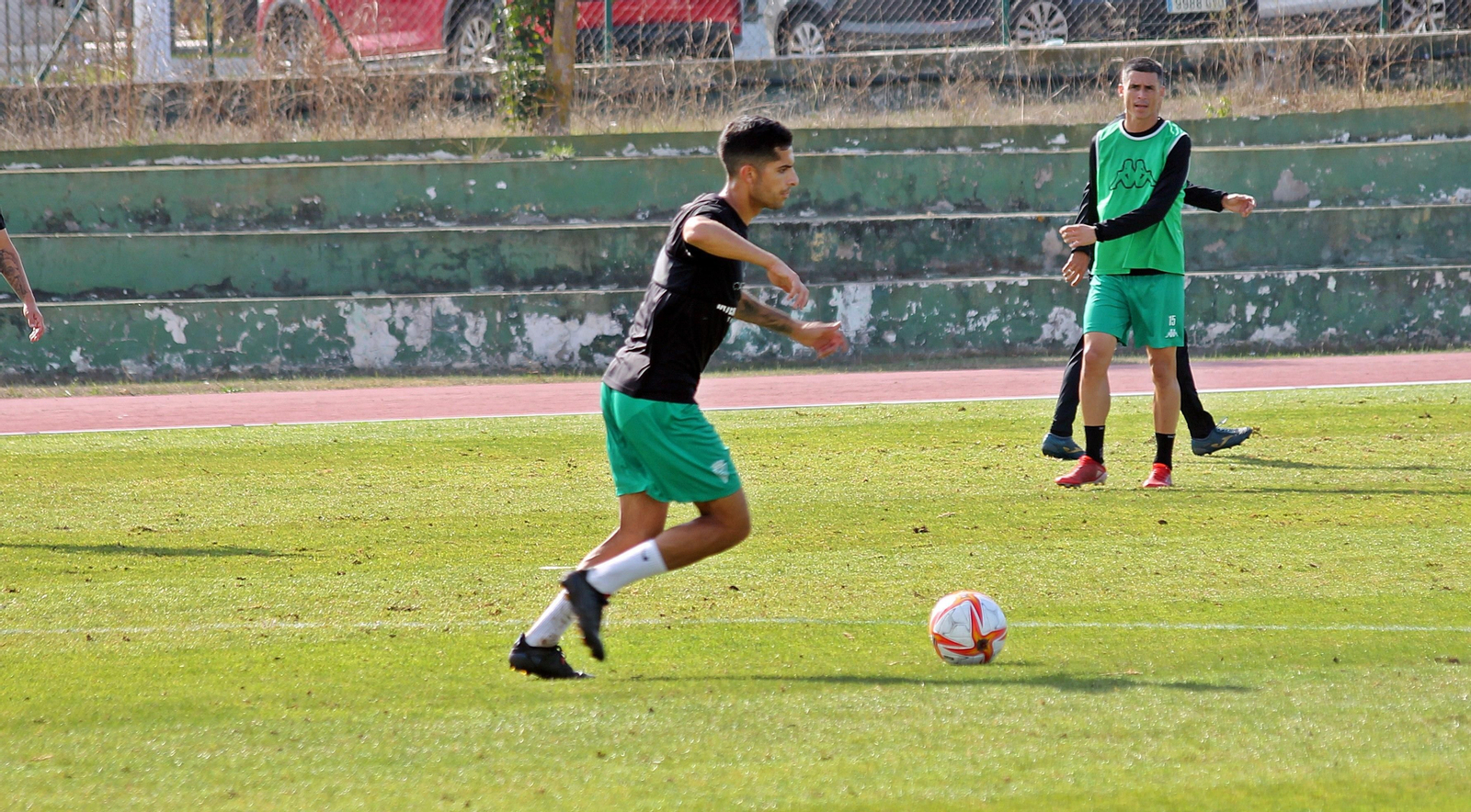 Bicho conduce el balón en un entrenamiento.