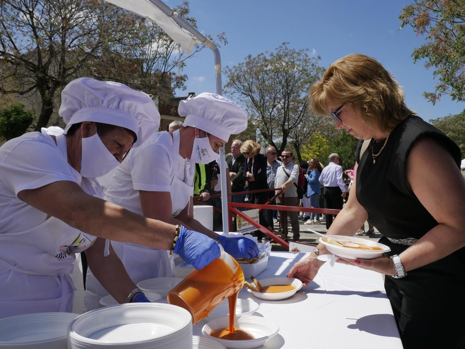 El salmorejo de récord de Cañete de las Torres, en imágenes