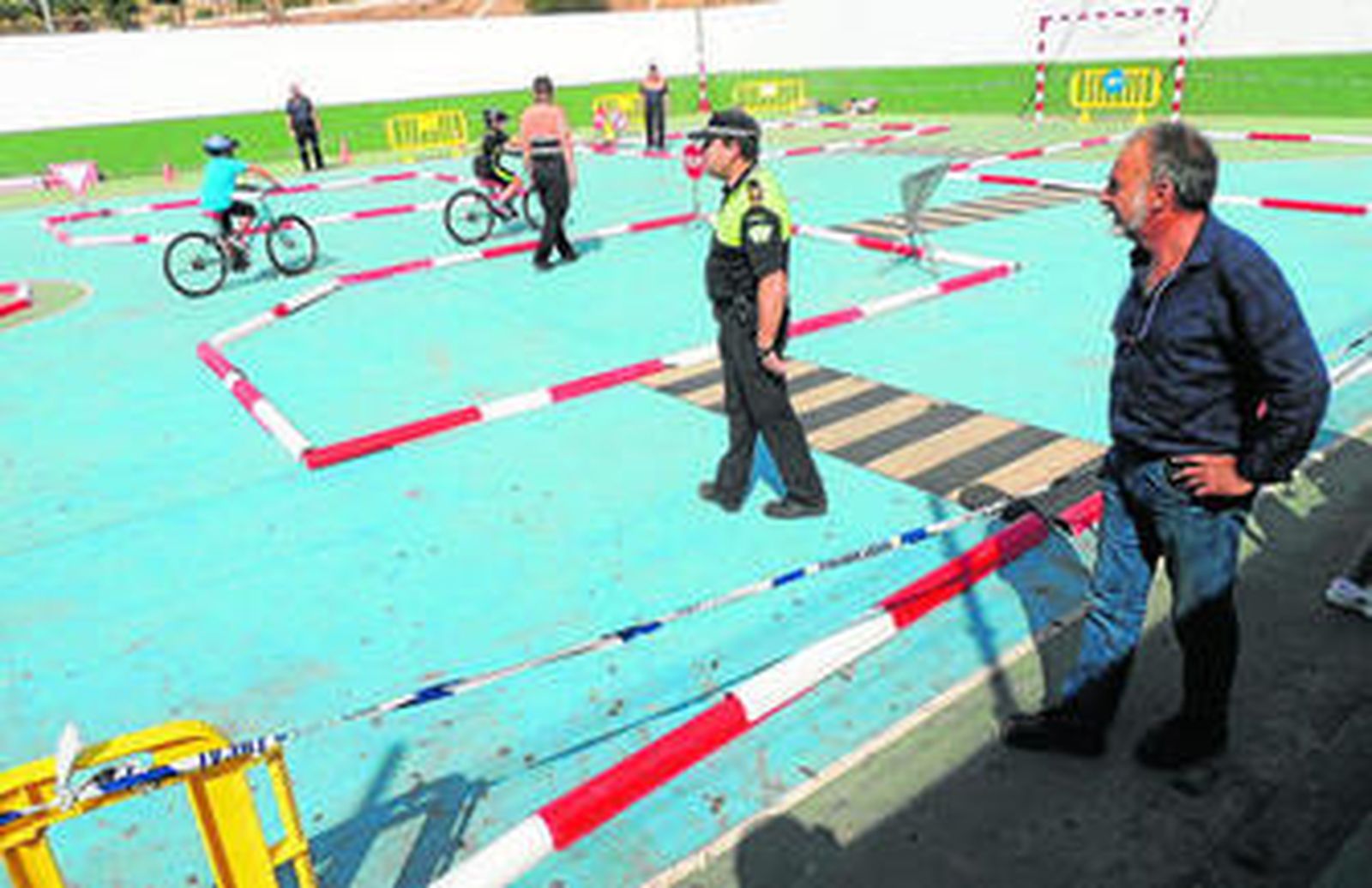 Alumnos del colegio Taraguilla, practican la materia de seguridad en un parque de movilidad.